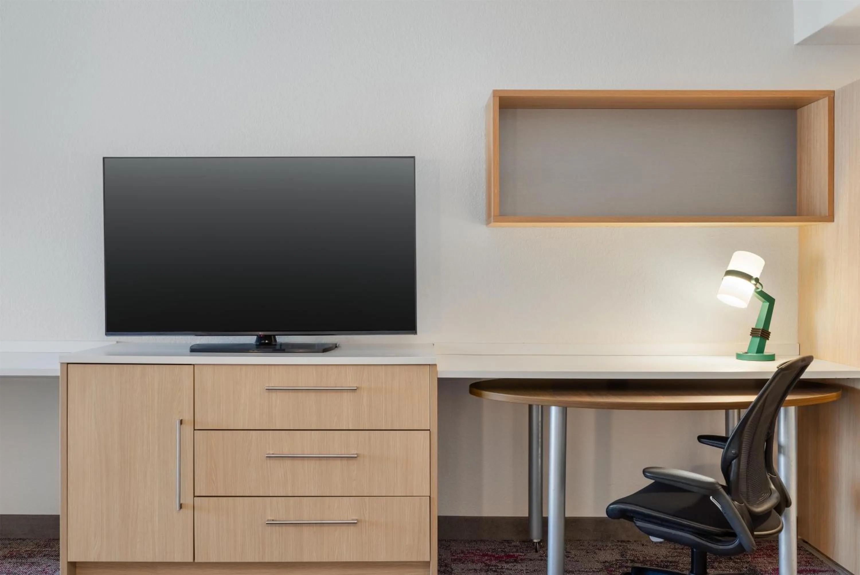 Bedroom in Home2 Suites by Hilton Milwaukee Brookfield