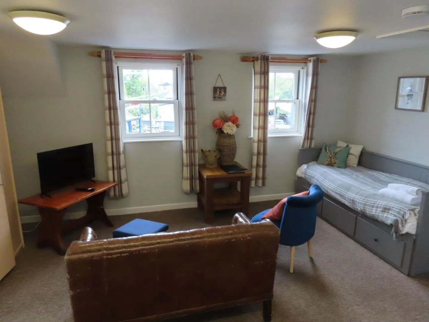 Communal lounge/ TV room, Bed in The Riverside