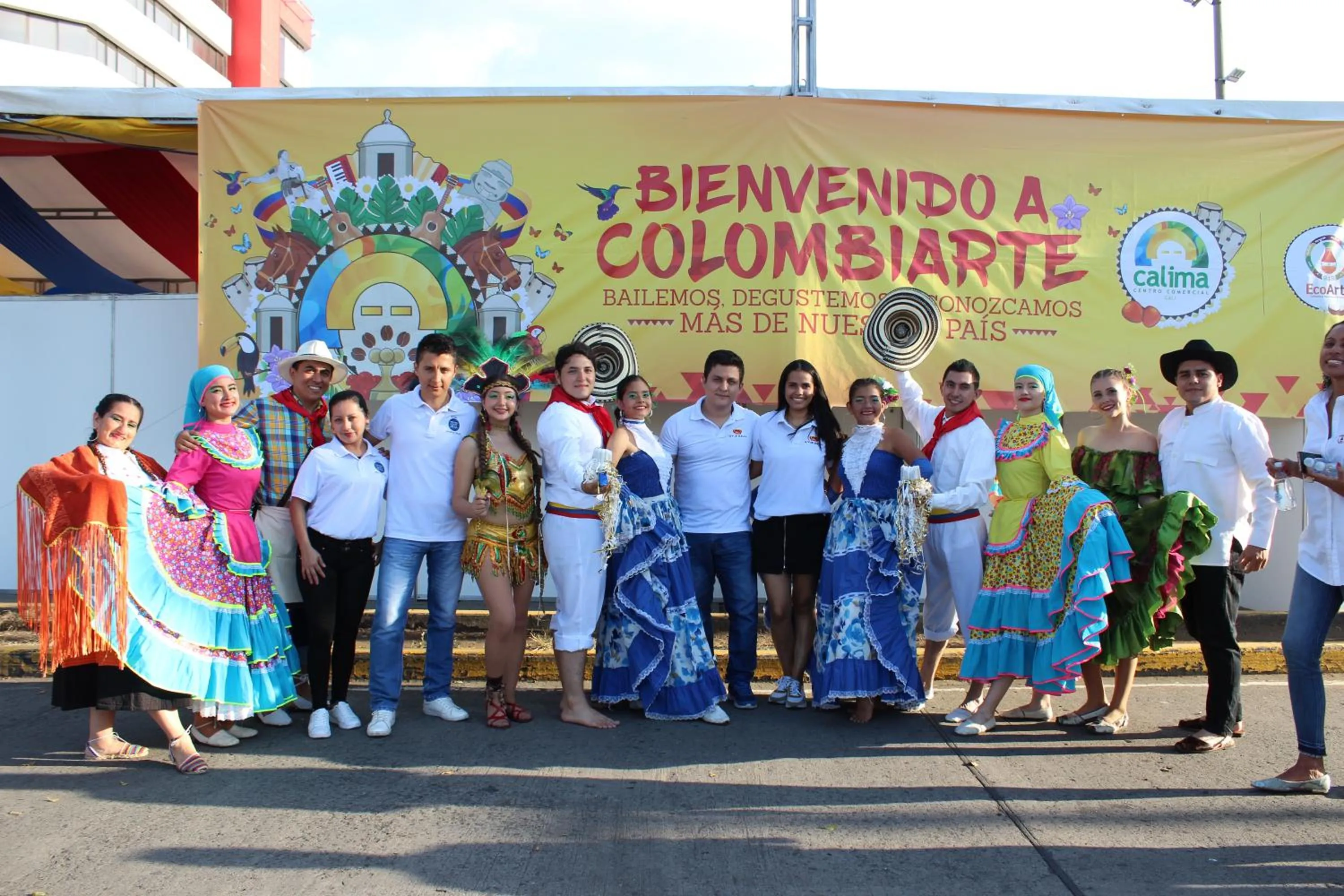 People in Hotel Avenida 3 Real en el norte de Cali