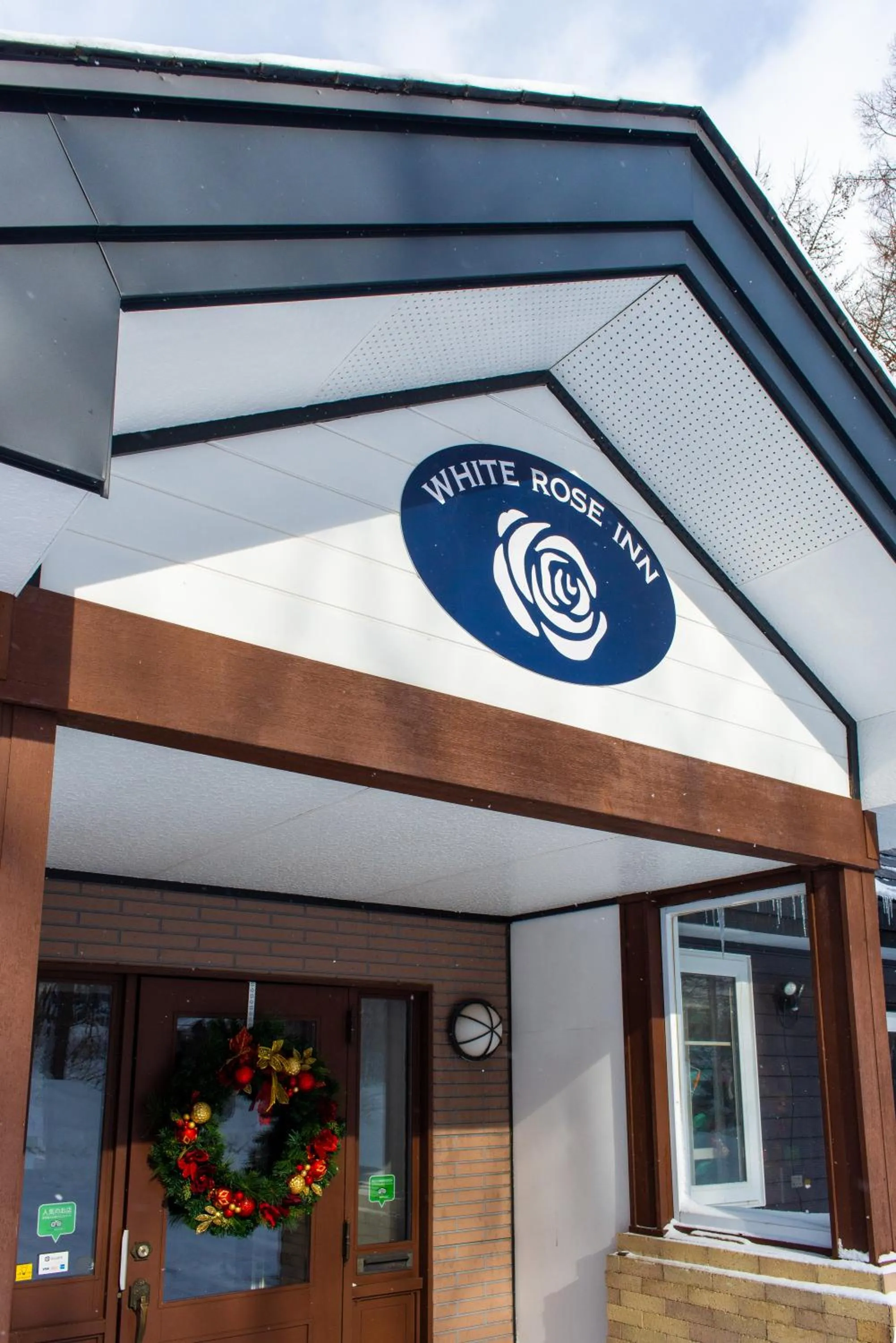 Facade/entrance in White Rose Inn