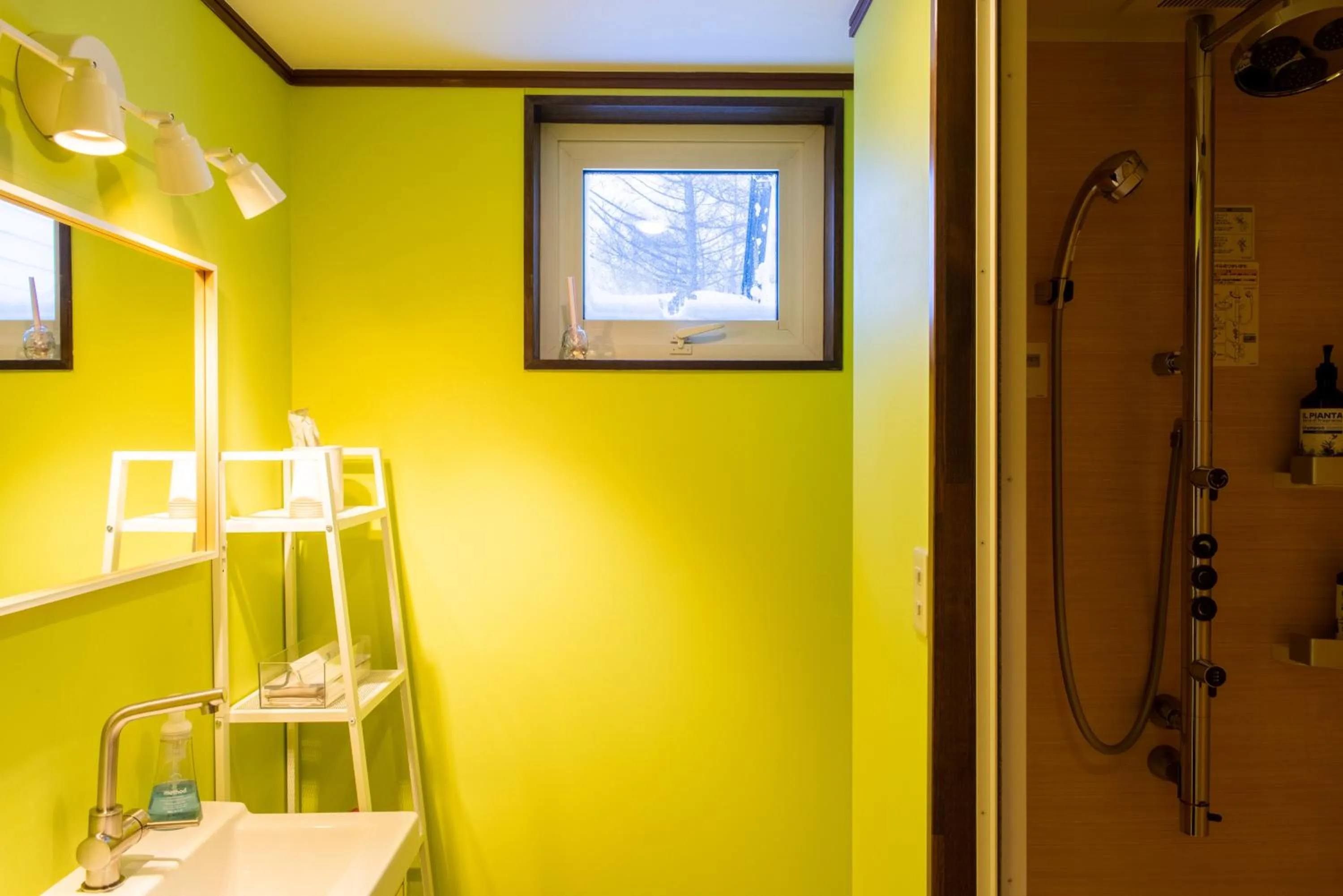 Shower in White Rose Inn