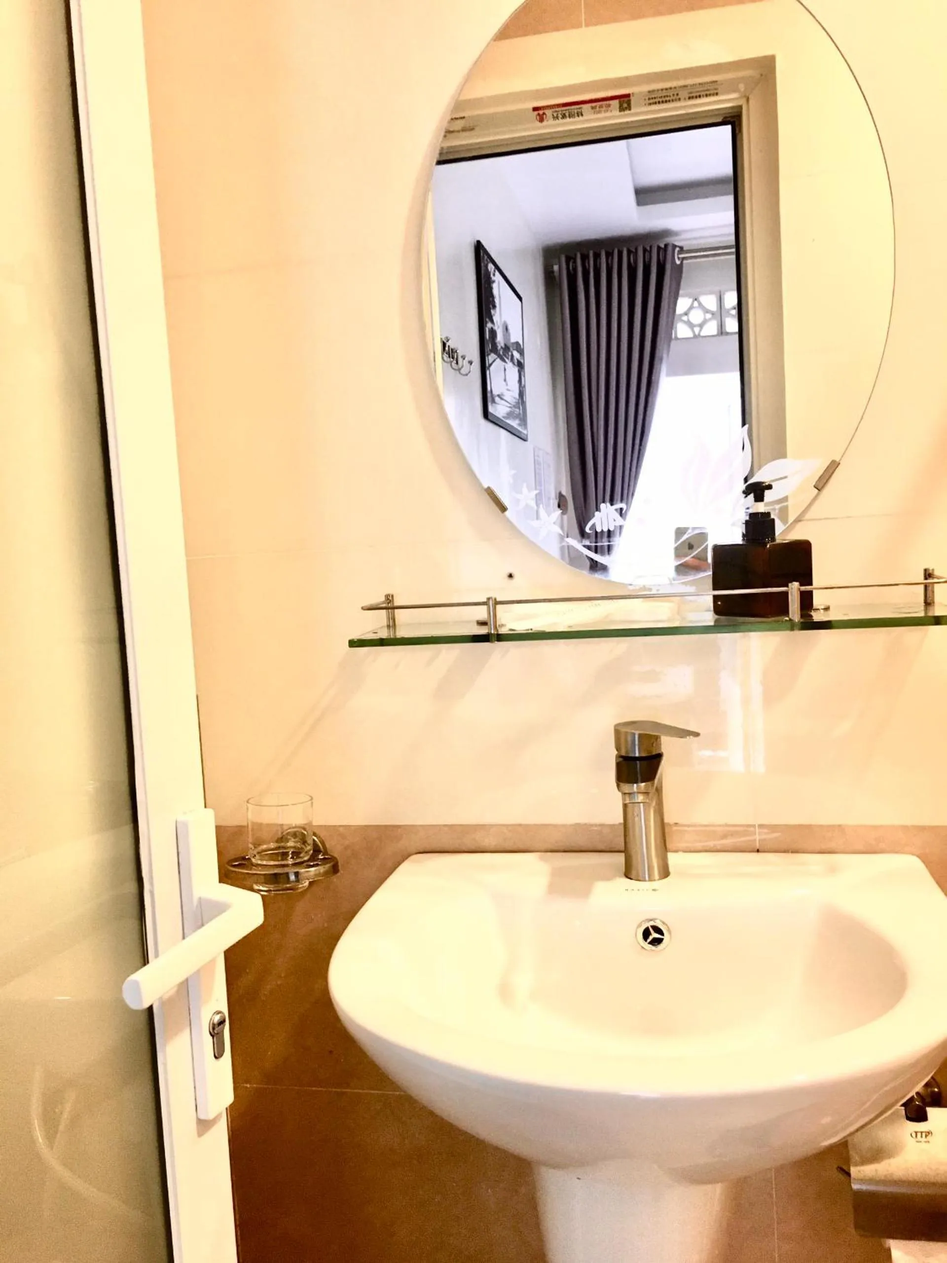 Bathroom in Tuyết Mai Hotel