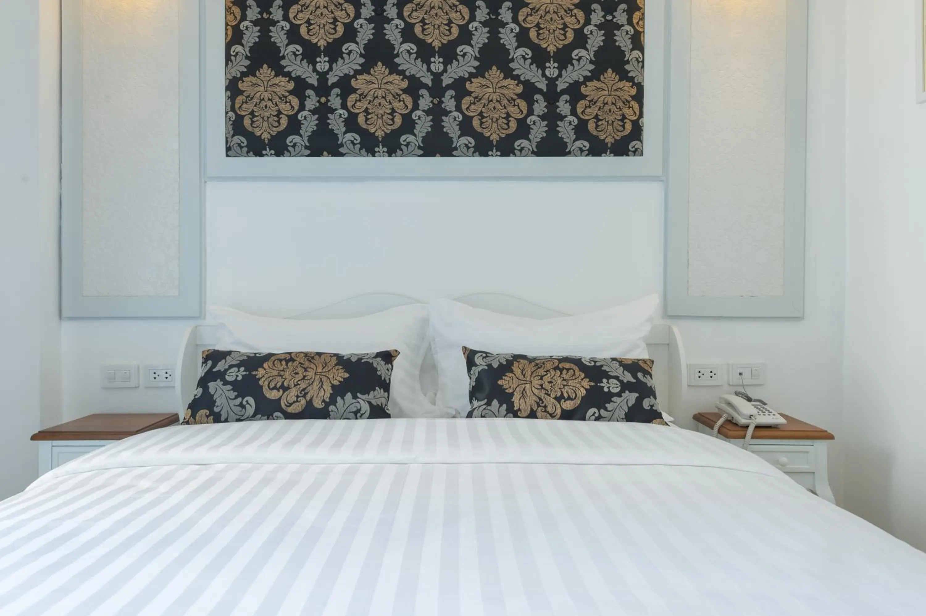 Bed in White Ivory Bed And Breakfast