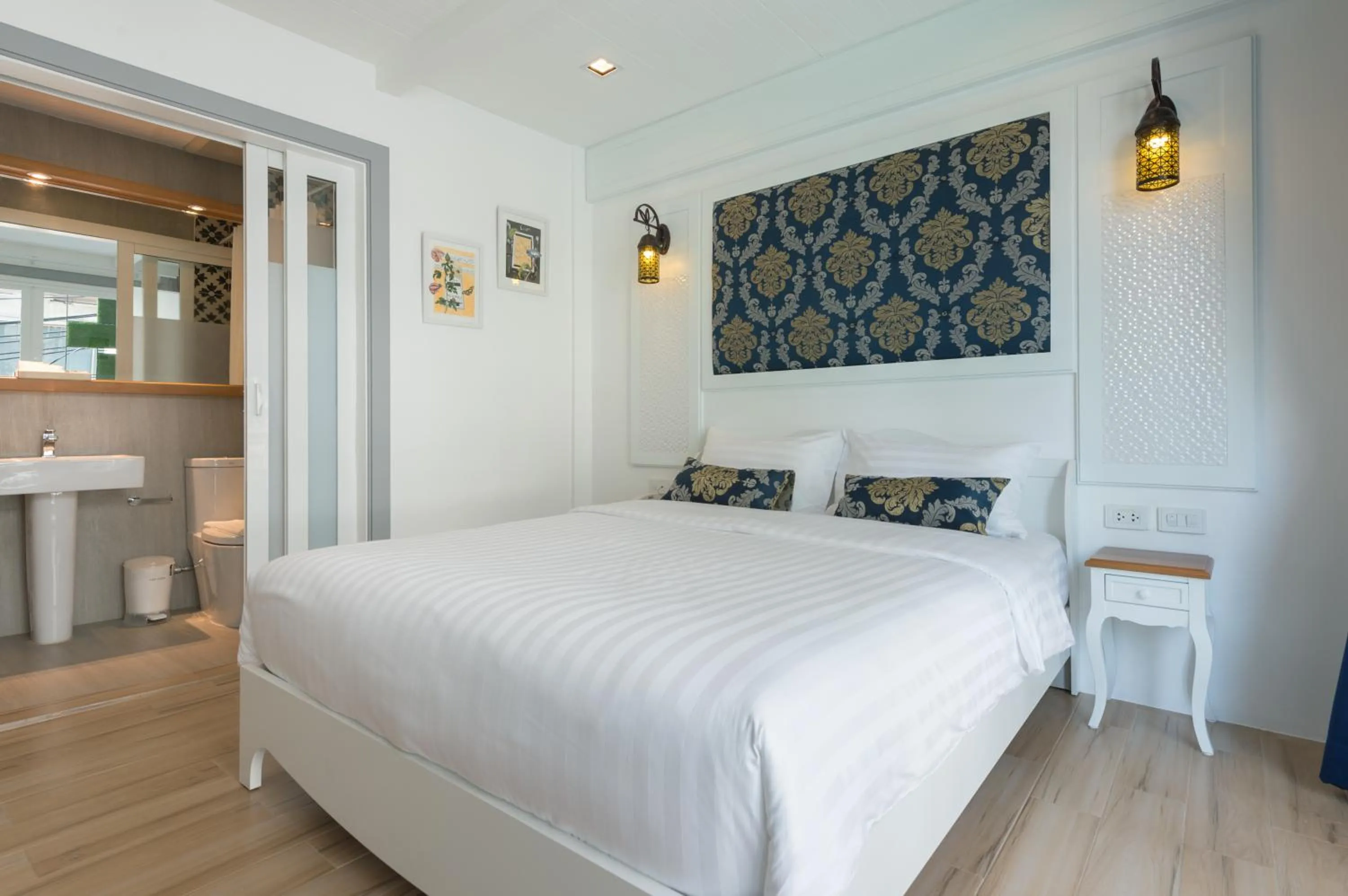 Bed in White Ivory Bed And Breakfast