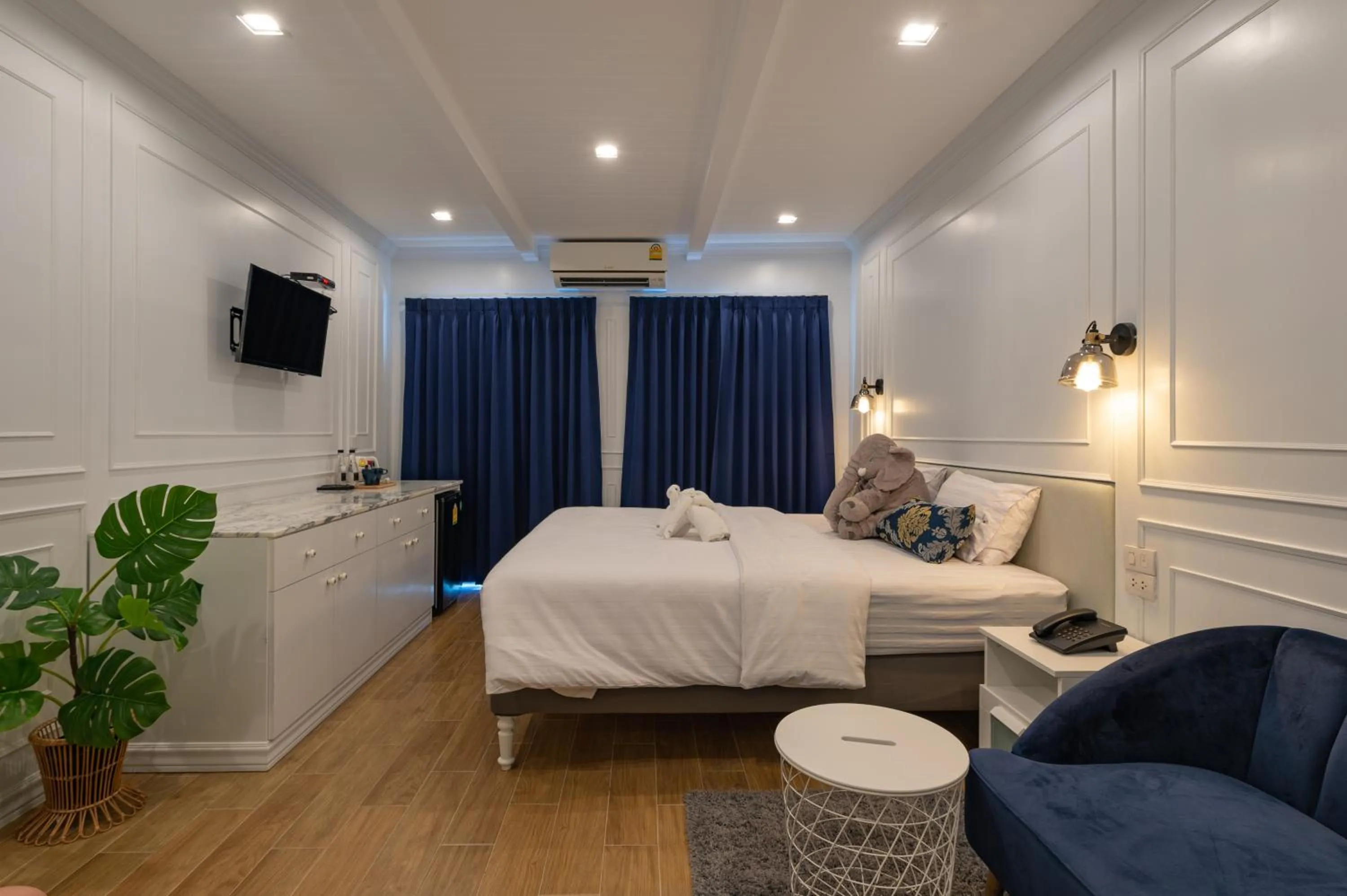 Bed in White Ivory Bed And Breakfast