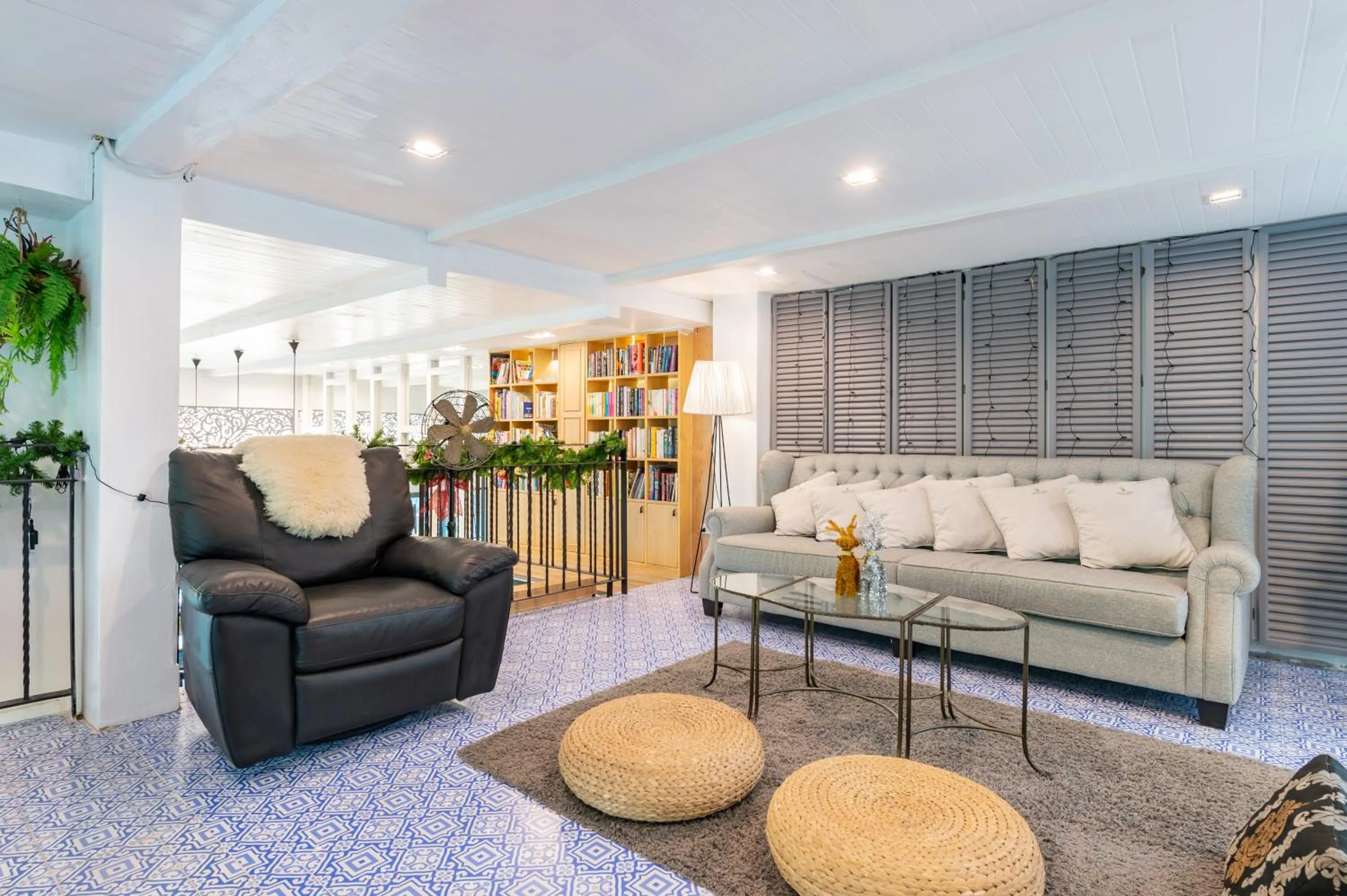 Library in White Ivory Bed And Breakfast