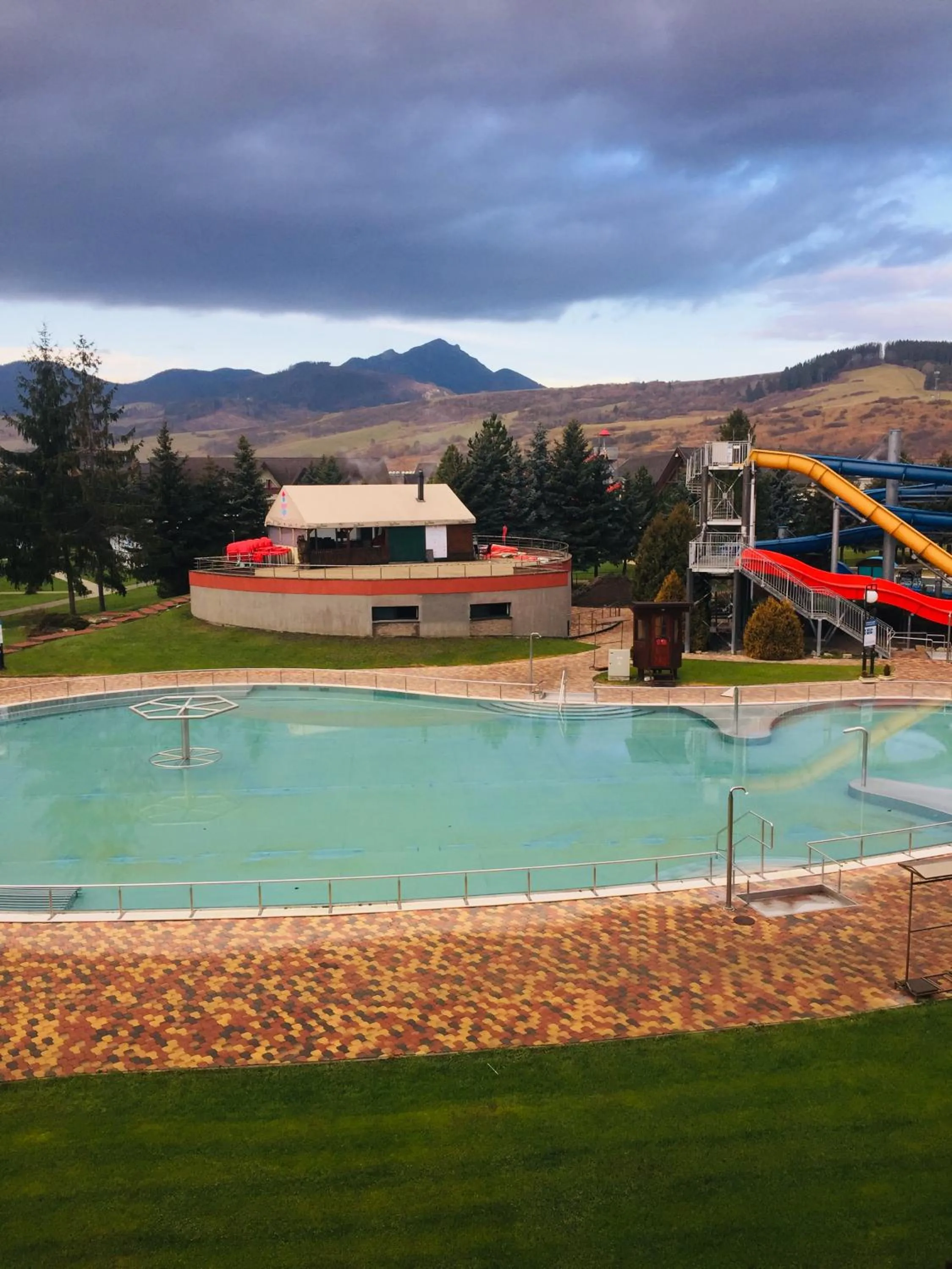 Pool view in Apartmán Bešeňová