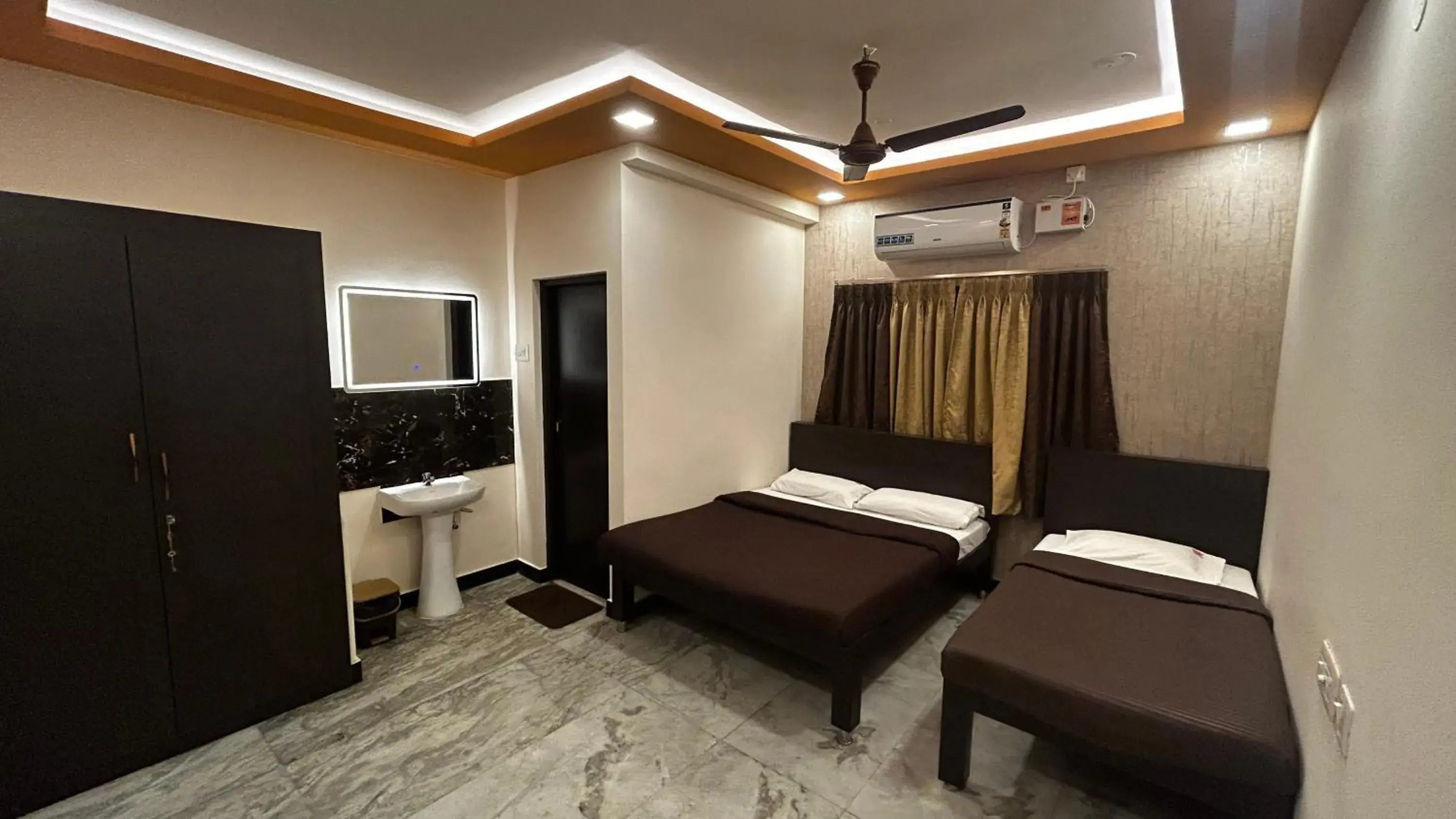 Executive Triple Room in Rmc travellers inn Executive Triple Room in Rmc travellers inn