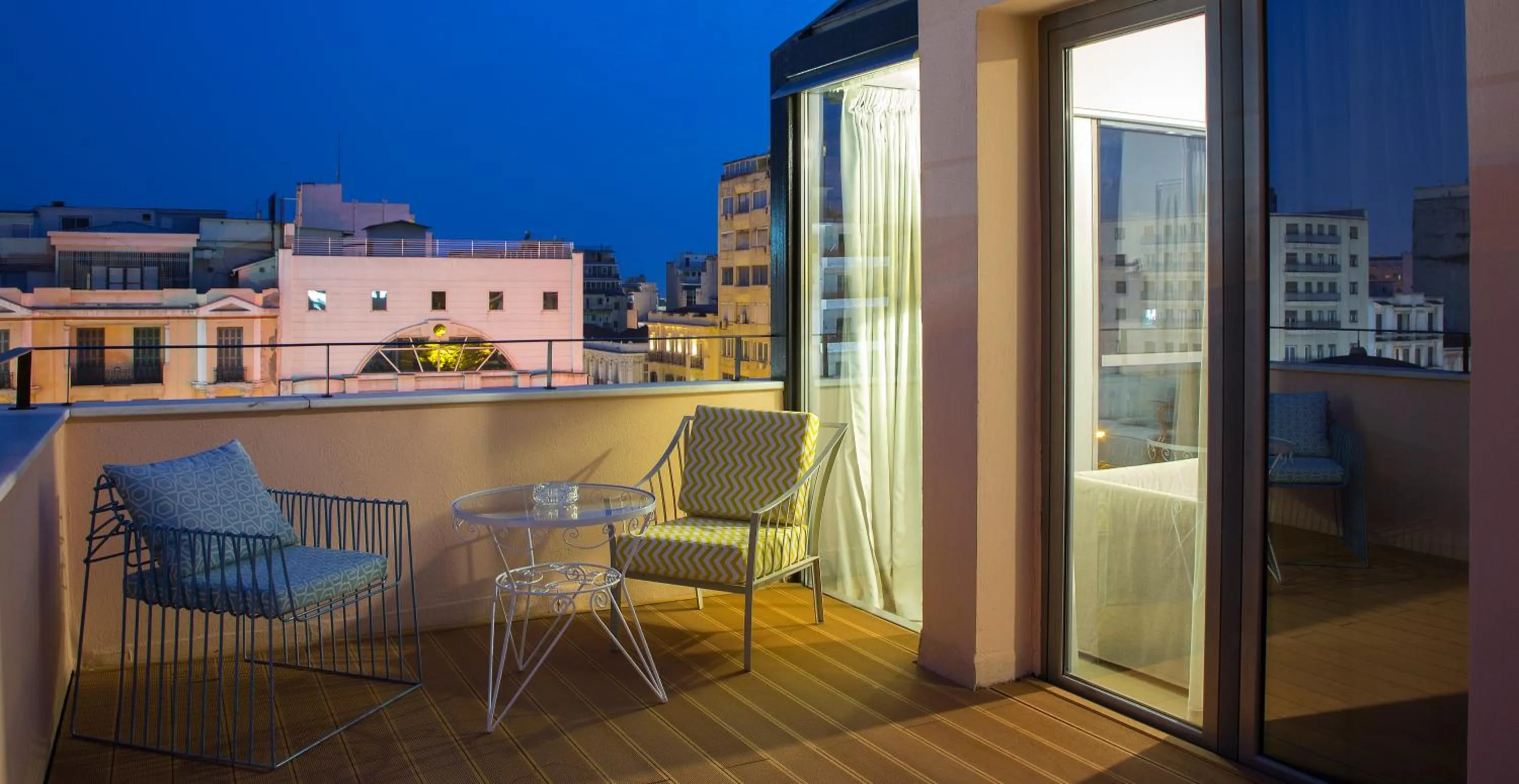 Photo of the whole room in The Caravan