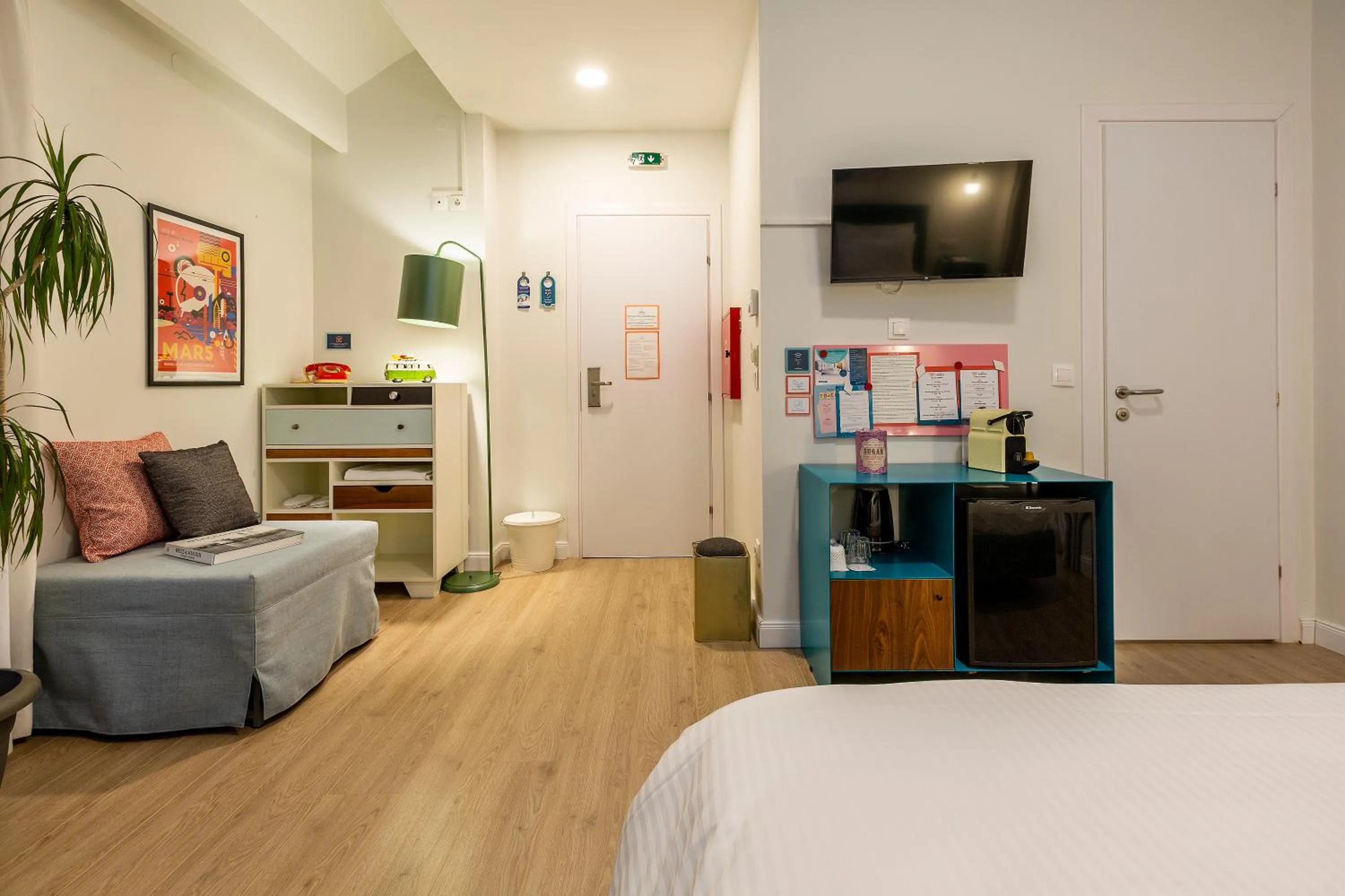 Seating area, Bed in The Caravan