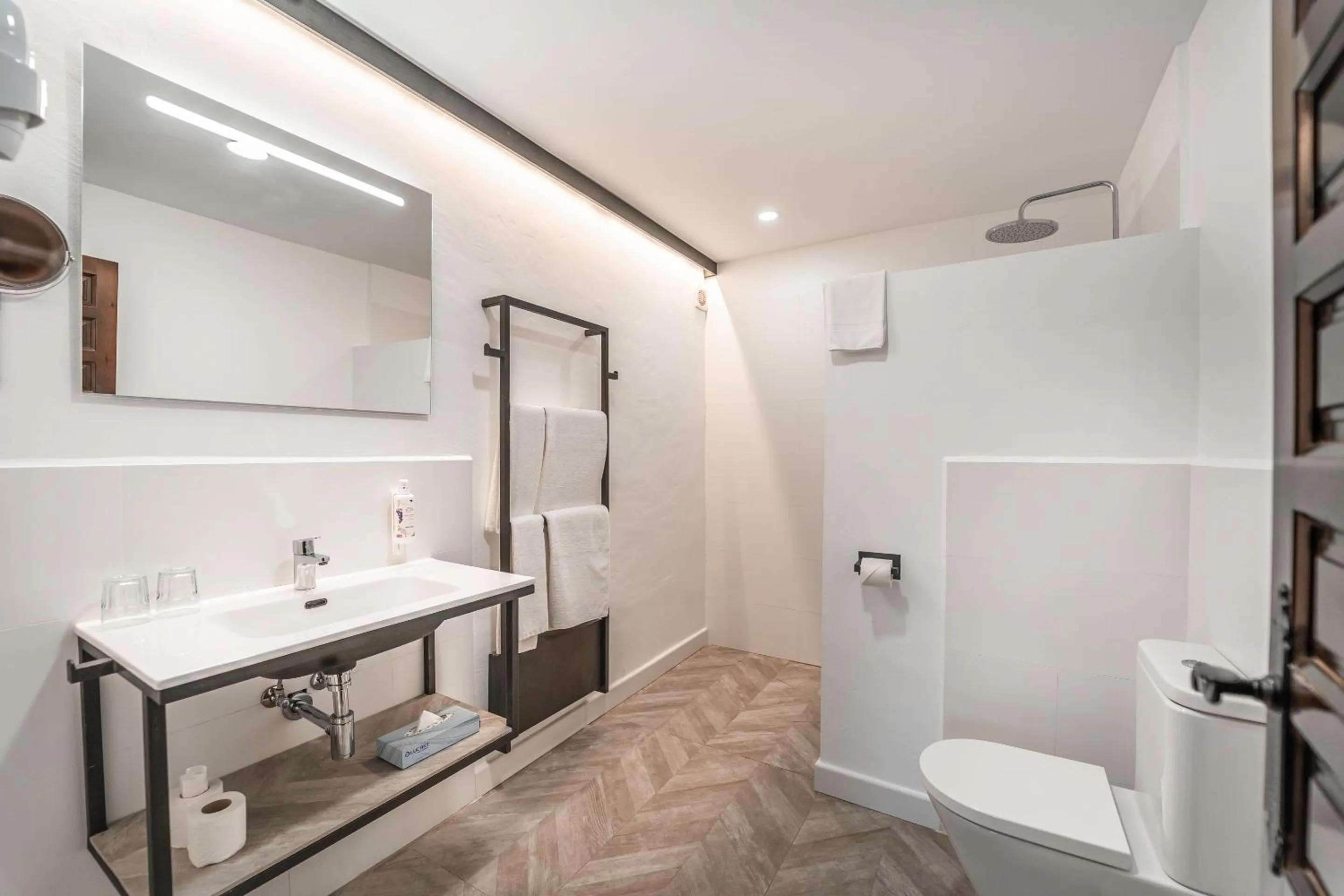 Shower in Hotel Castillo de Monda