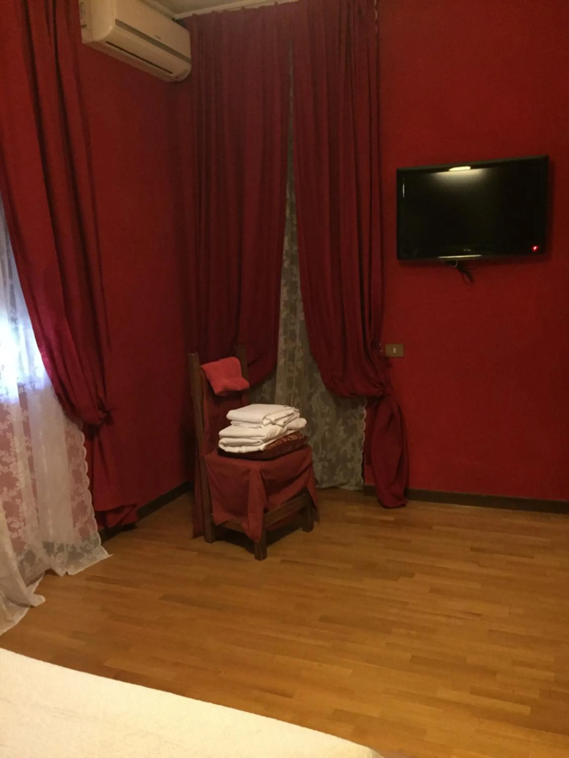 Photo of the whole room, Bed in La Maison Blanche