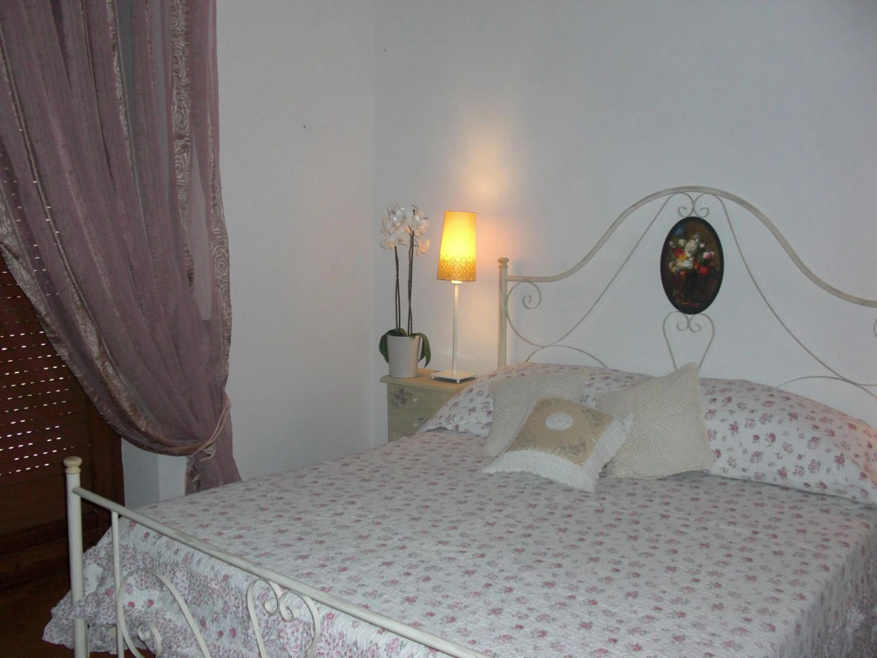 Photo of the whole room, Bed in La Maison Blanche
