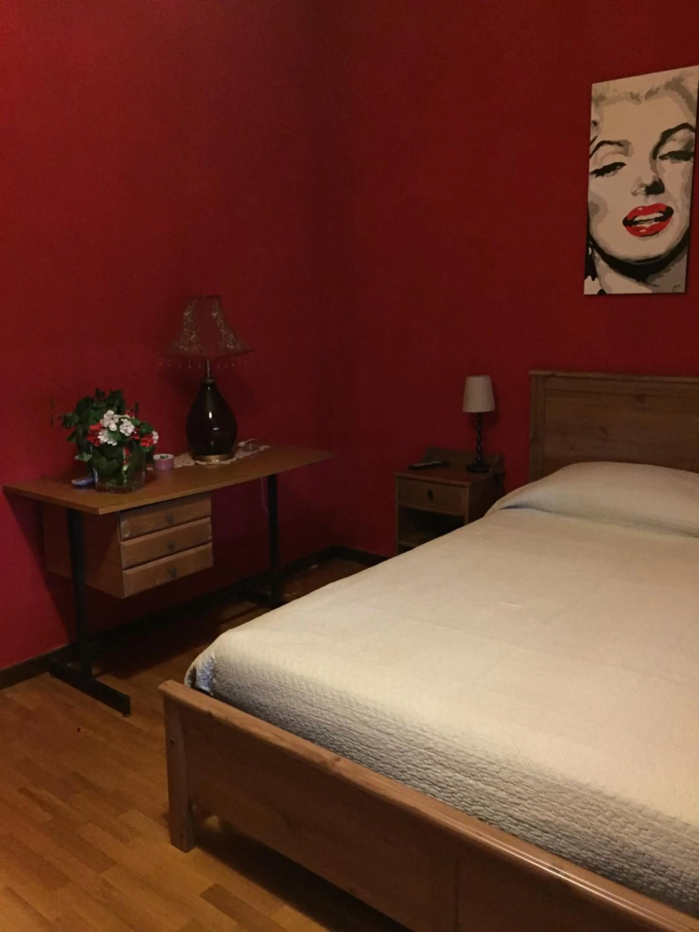 Photo of the whole room, Bed in La Maison Blanche