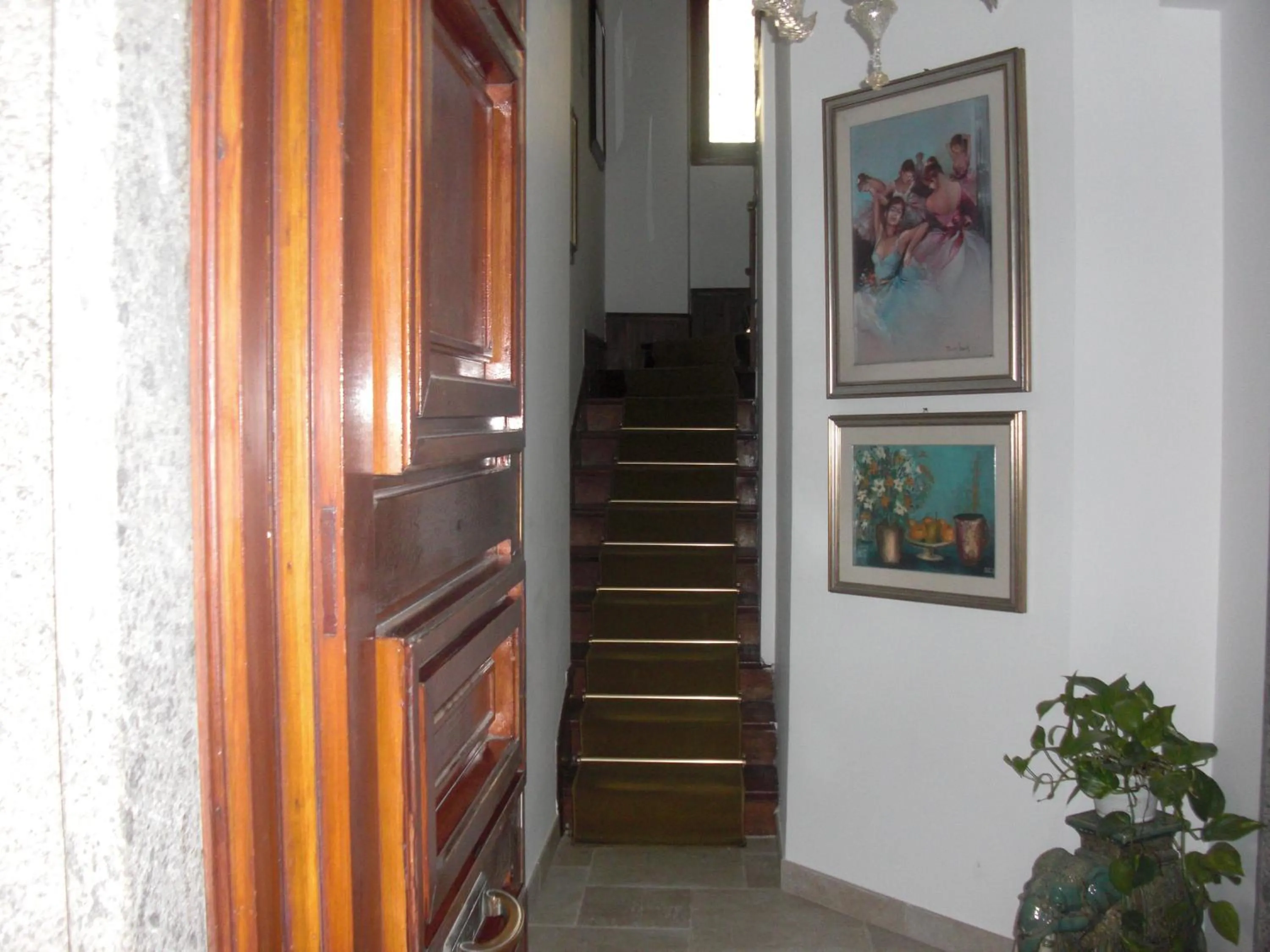 Facade/entrance in La Maison Blanche