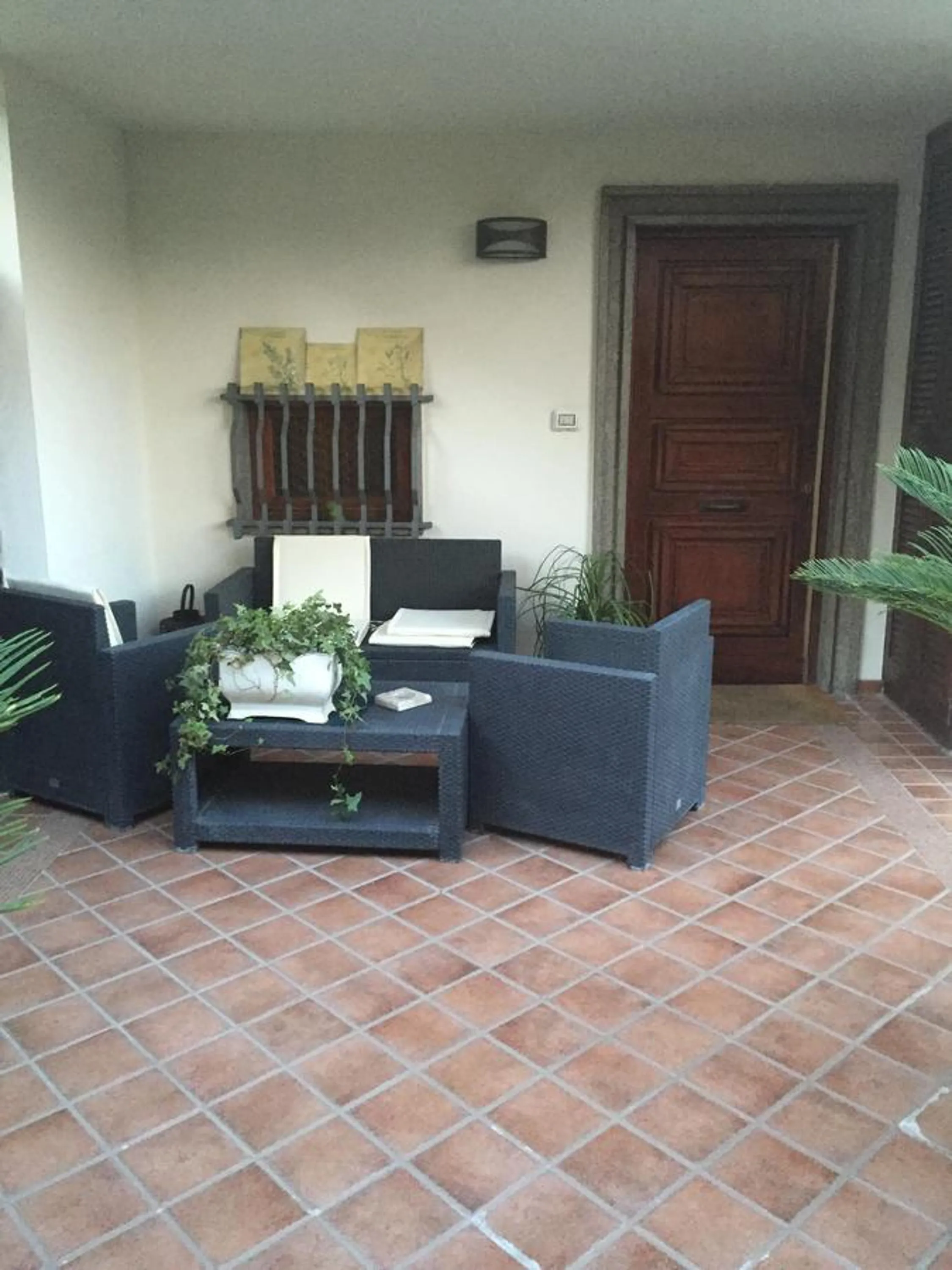 Facade/entrance in La Maison Blanche