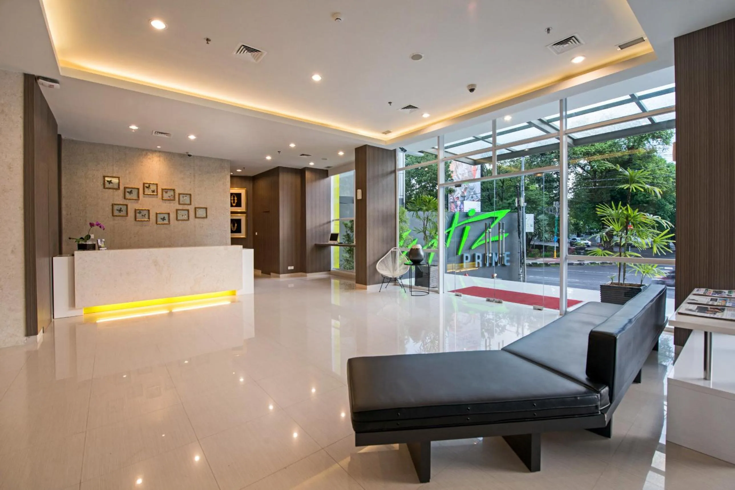 Lobby or reception in Whiz Prime Hotel Hasanuddin Makassar