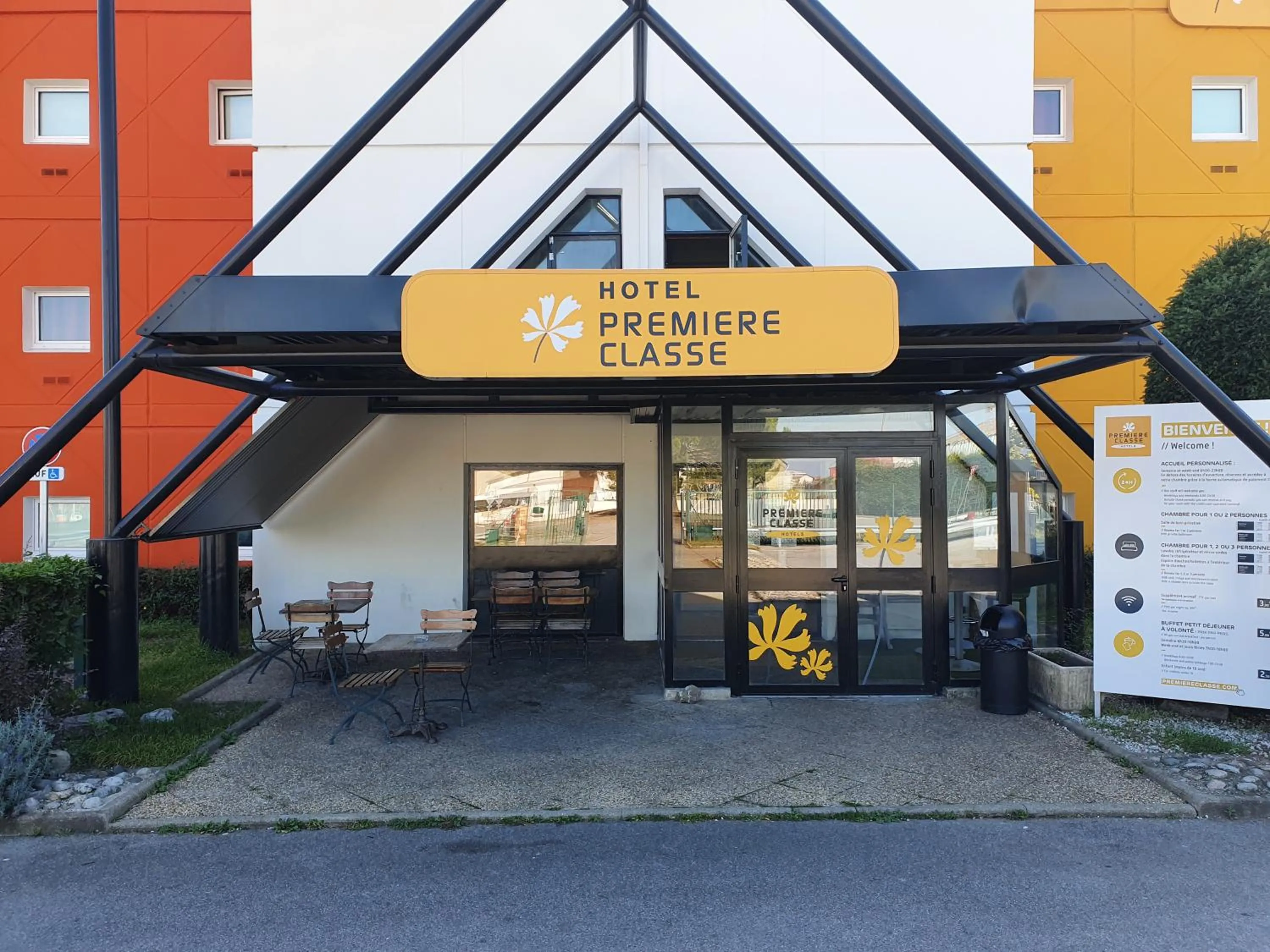 Facade/entrance in Premiere Classe Valence - Bourg Les Valence