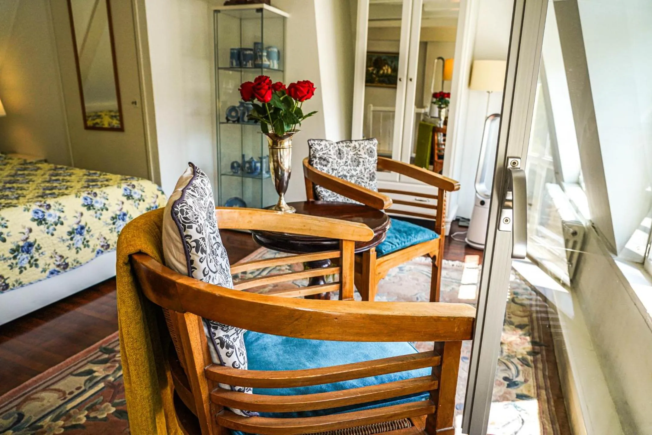 Seating area, Bed in The Balcony at Prinsen Canal apartment Amsterdam