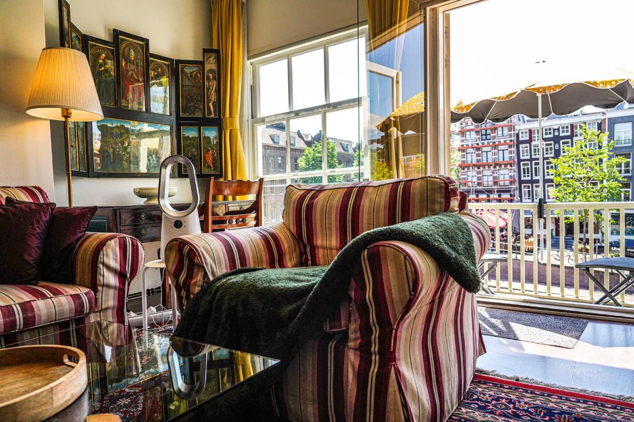 Seating area in The Balcony at Prinsen Canal apartment Amsterdam