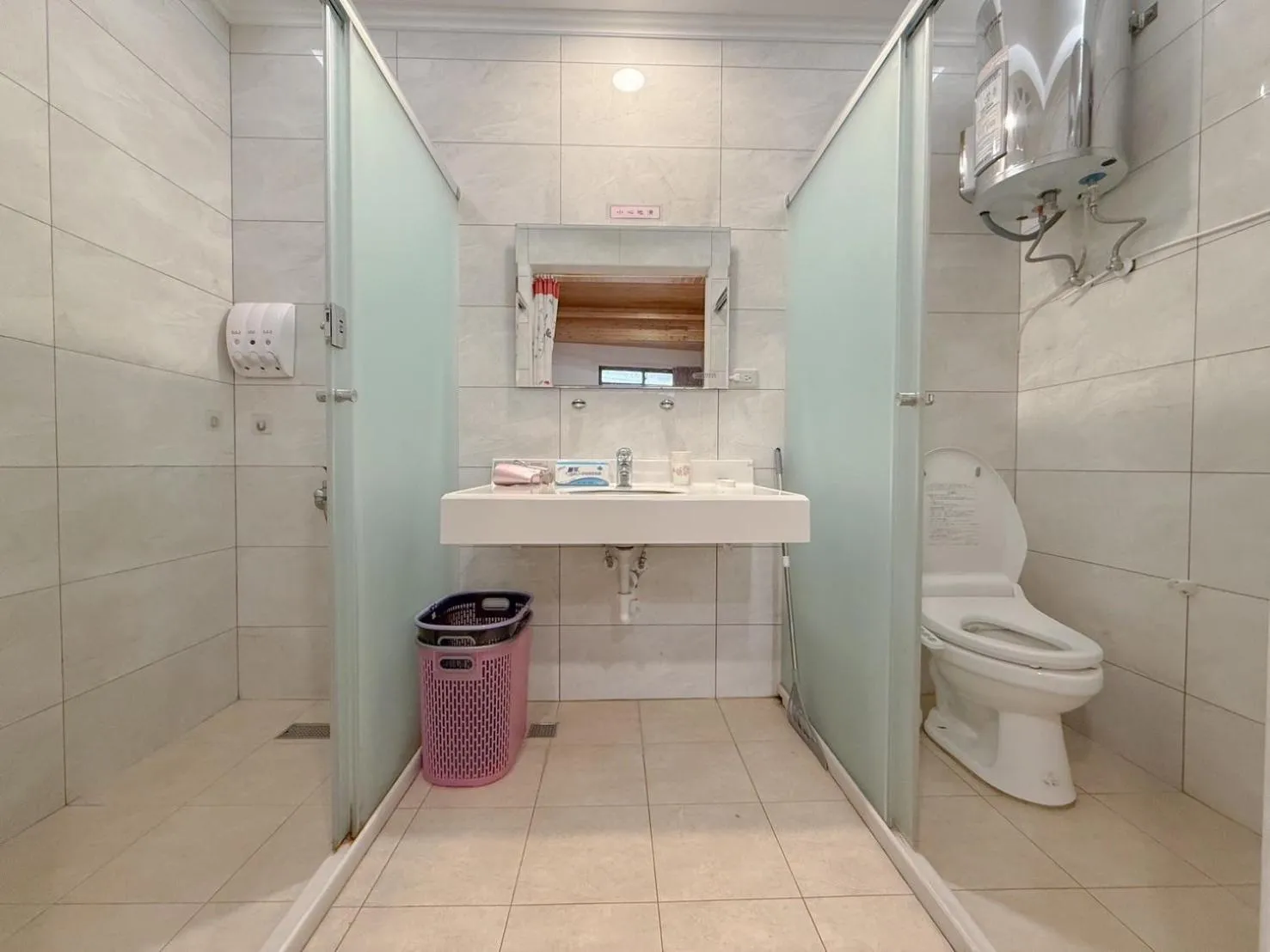 Shower in Tamshui Homestay