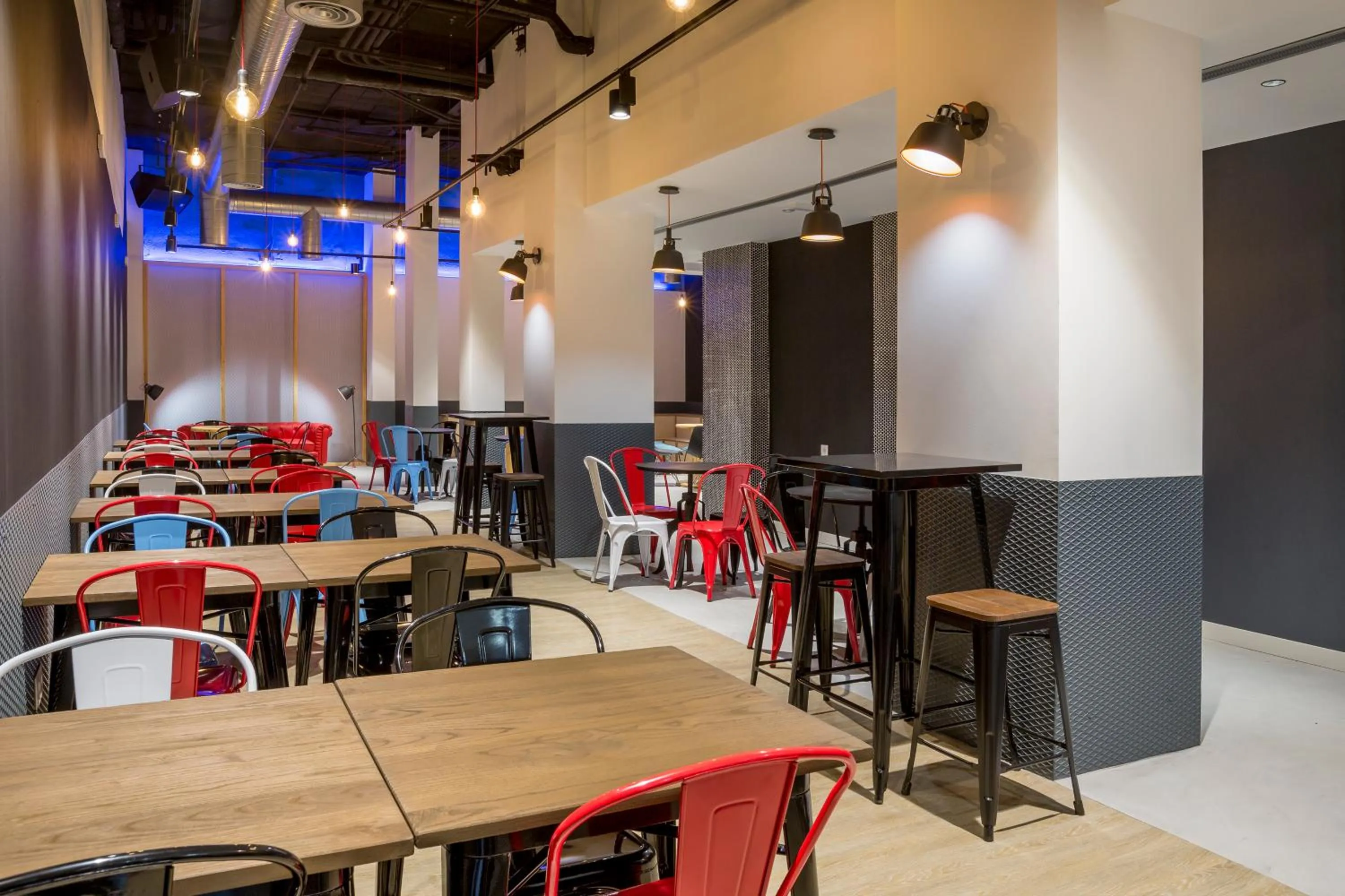 Communal lounge/ TV room in Mola Hostel