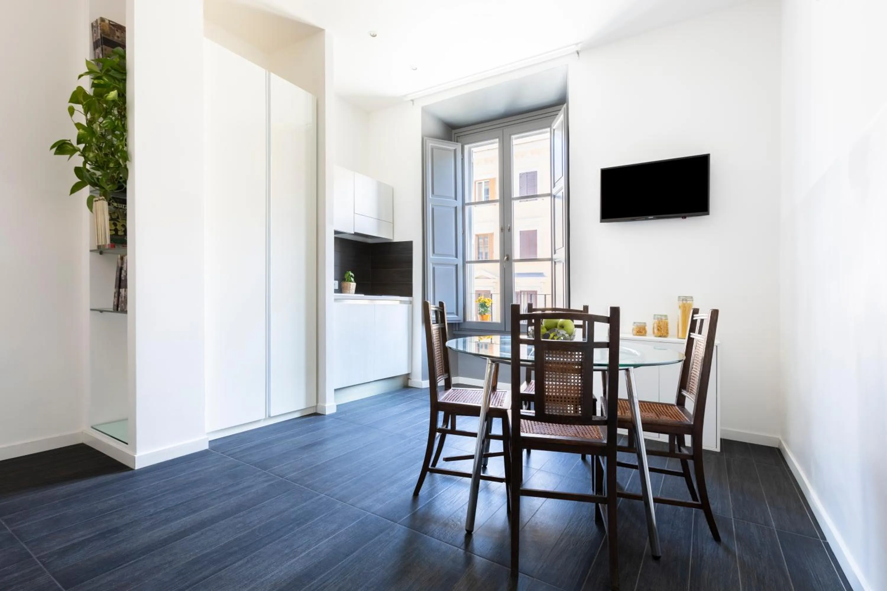 Kitchen or kitchenette in Vatican City Suites by Hili