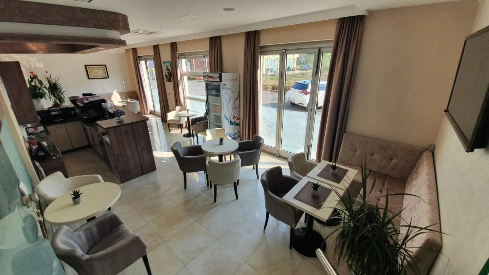 Communal lounge/ TV room in Hotel Glorija