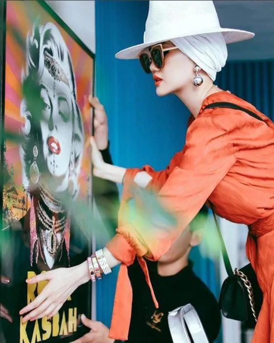 People in Boutique Hotel Gauthier Restaurant Terrasse