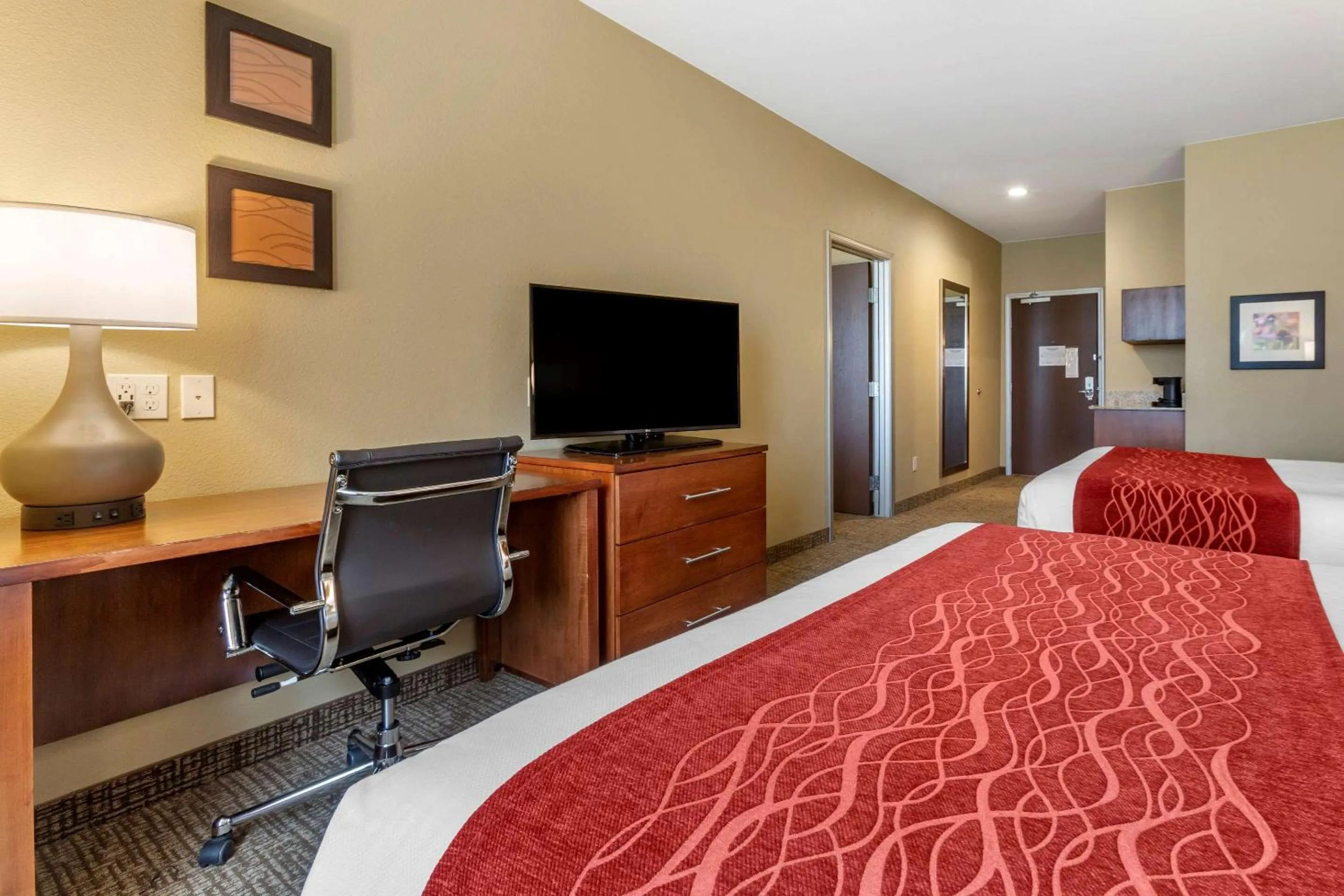 Photo of the whole room, Bed in Comfort Inn & Suites Near Mt Rushmore