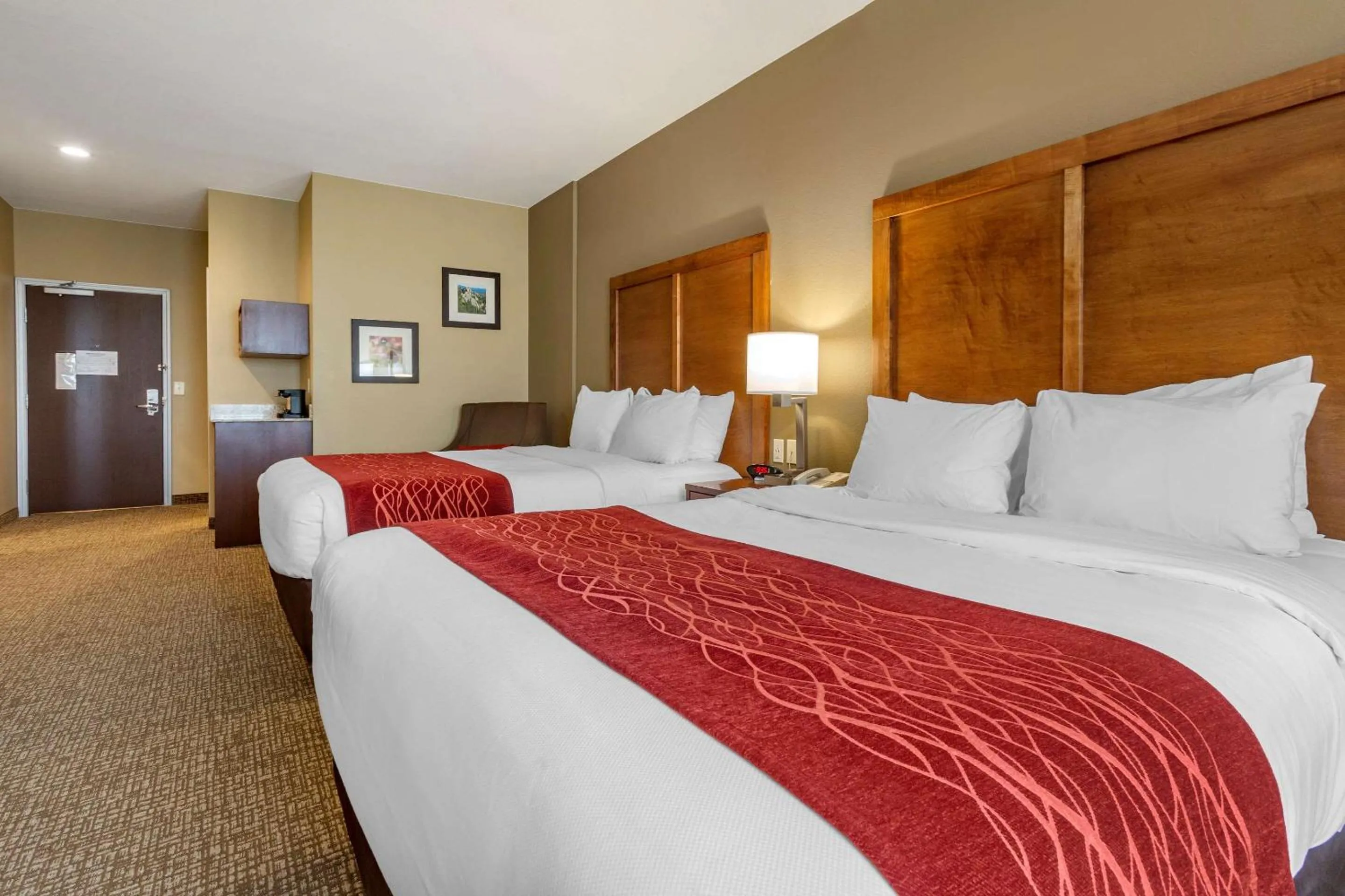 Photo of the whole room, Bed in Comfort Inn & Suites Near Mt Rushmore