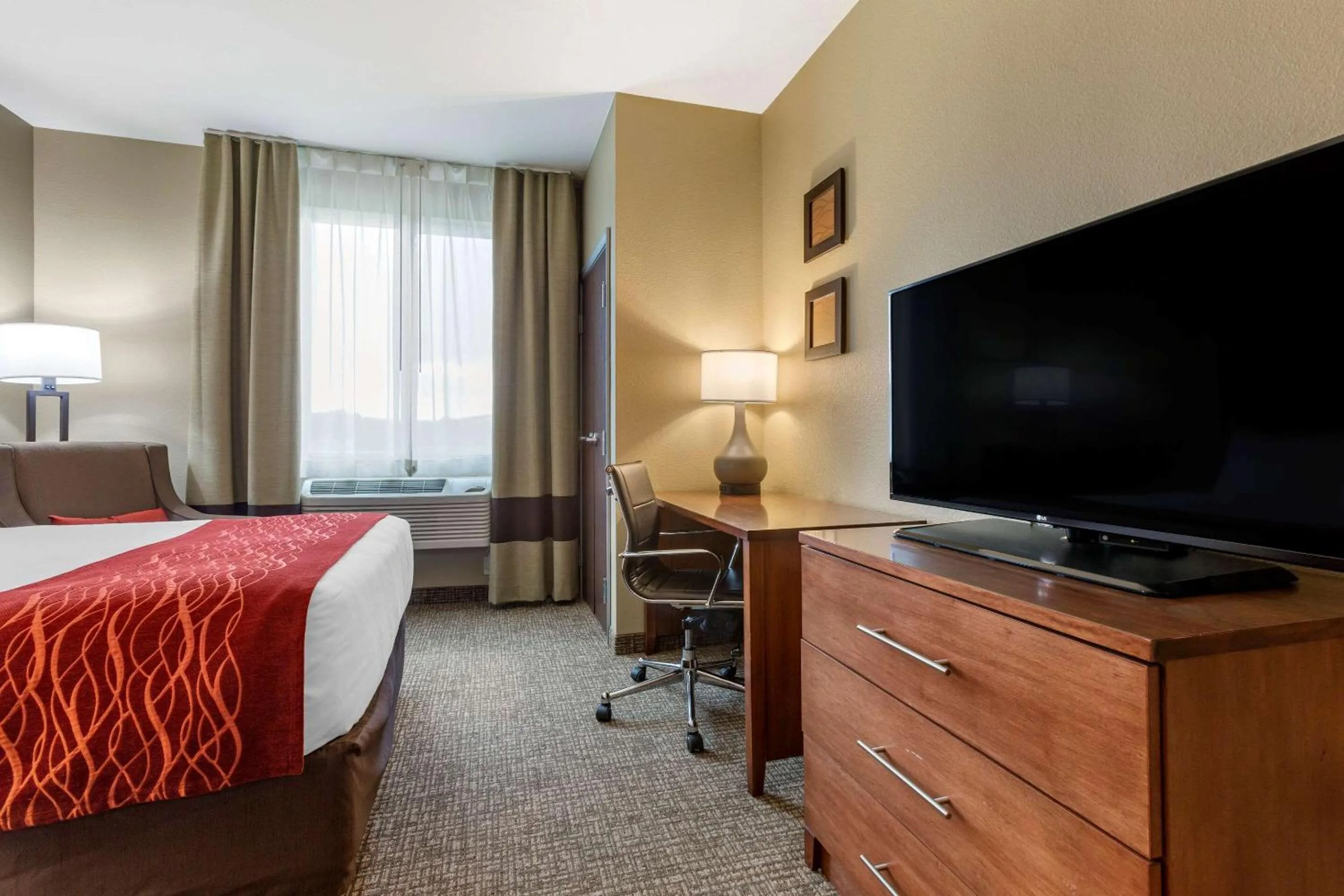 Photo of the whole room, Bed in Comfort Inn & Suites Near Mt Rushmore