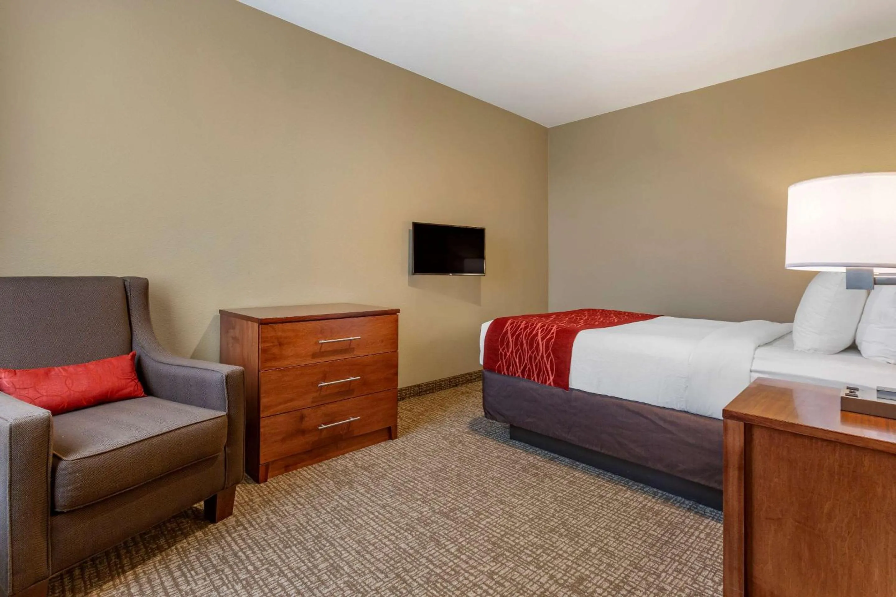 Photo of the whole room, Bed in Comfort Inn & Suites Near Mt Rushmore