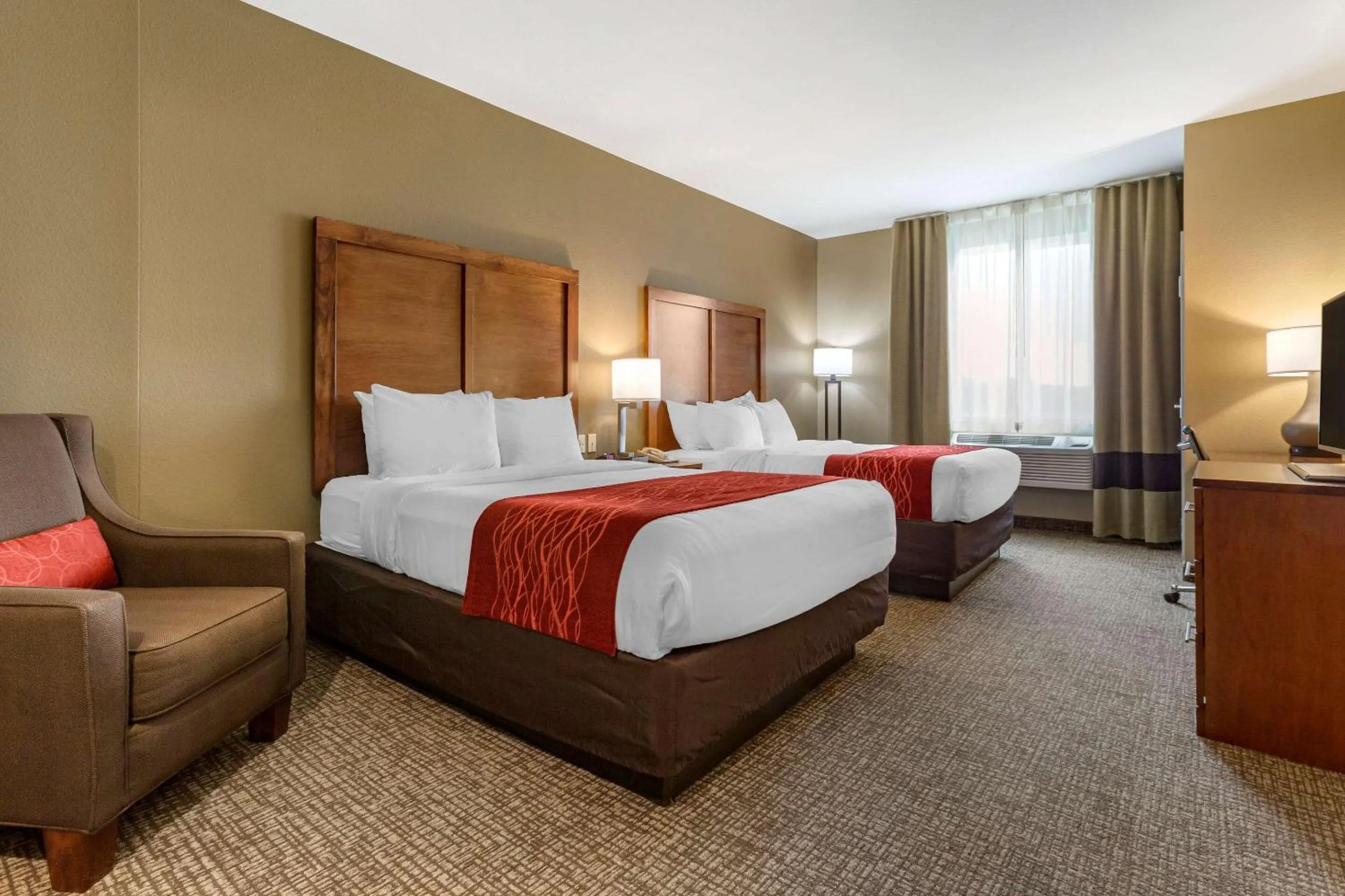 Photo of the whole room, Bed in Comfort Inn & Suites Near Mt Rushmore