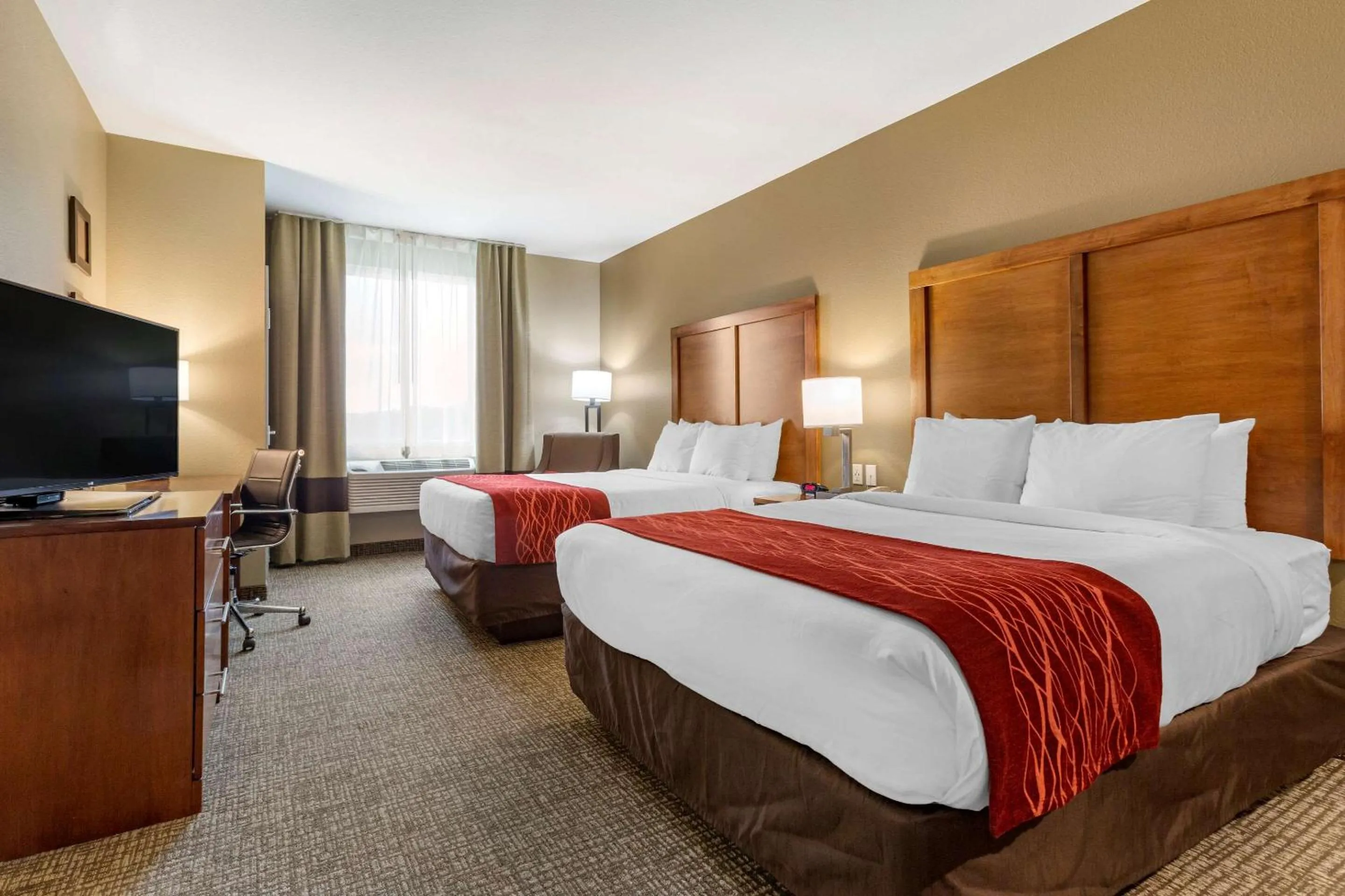 Photo of the whole room, Bed in Comfort Inn & Suites Near Mt Rushmore