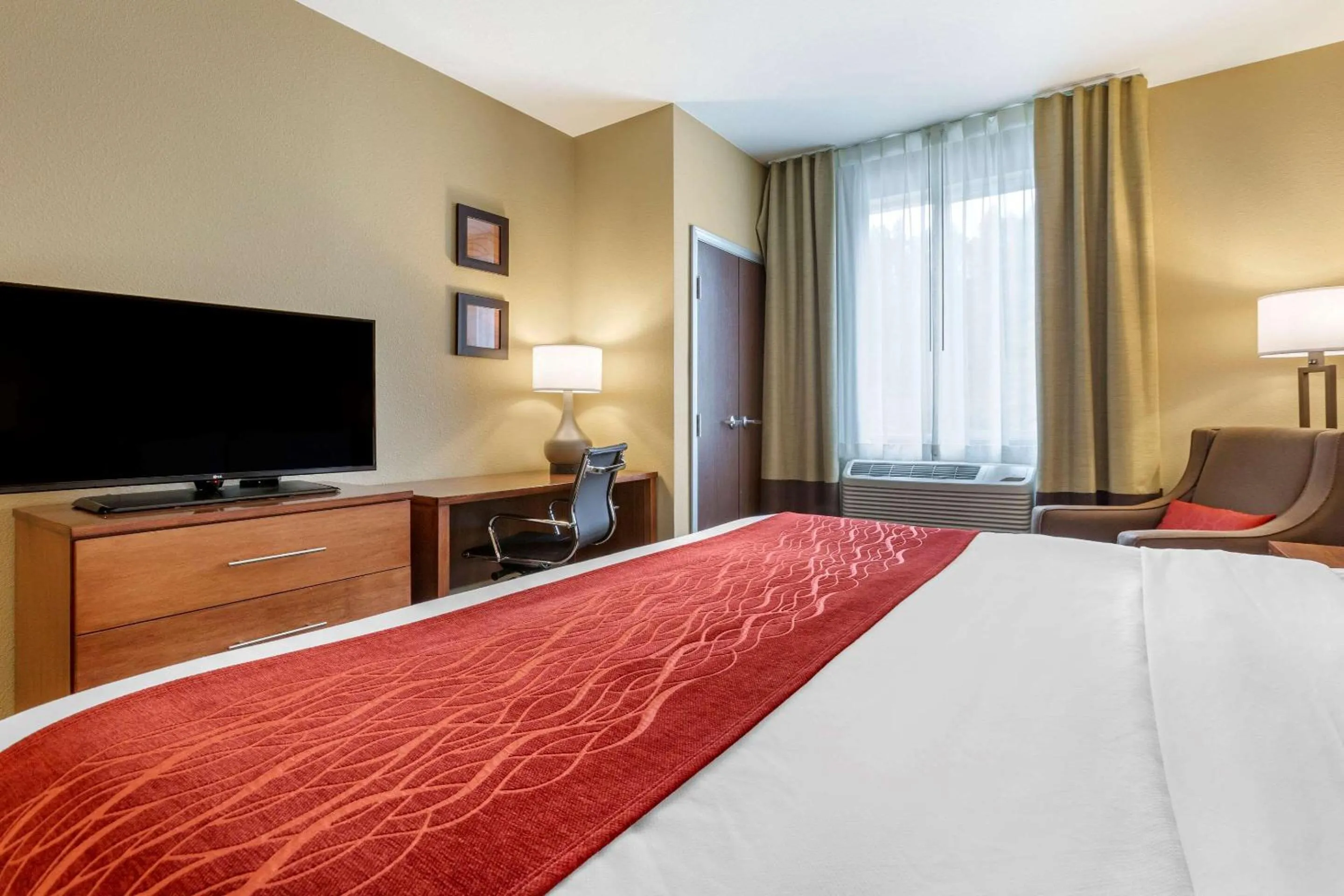 Photo of the whole room, Bed in Comfort Inn & Suites Near Mt Rushmore