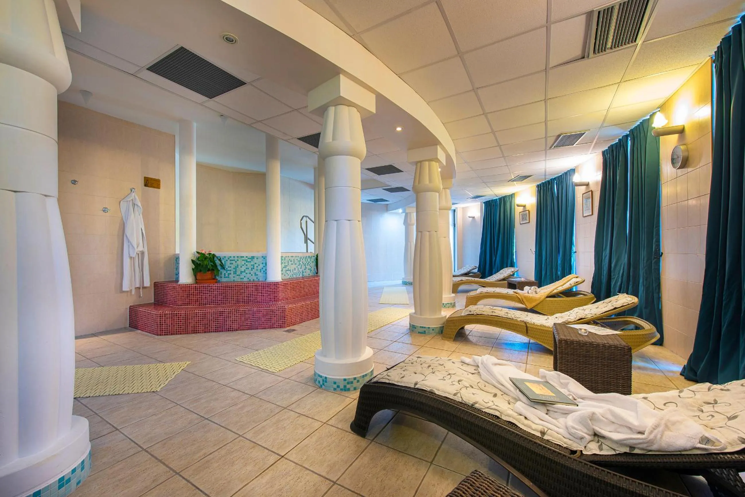 Swimming pool in President Hotel Montfort