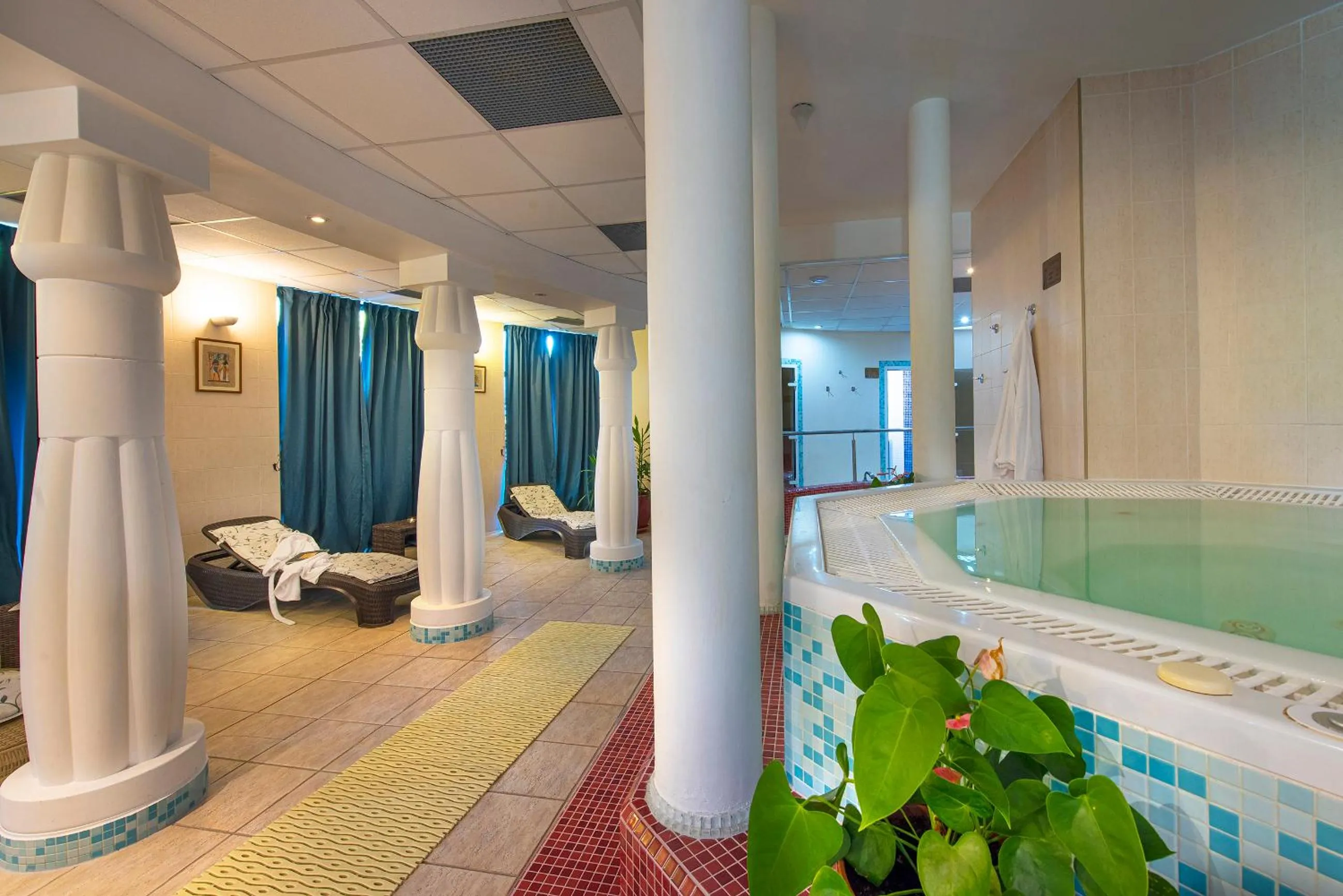 Swimming pool in President Hotel Montfort