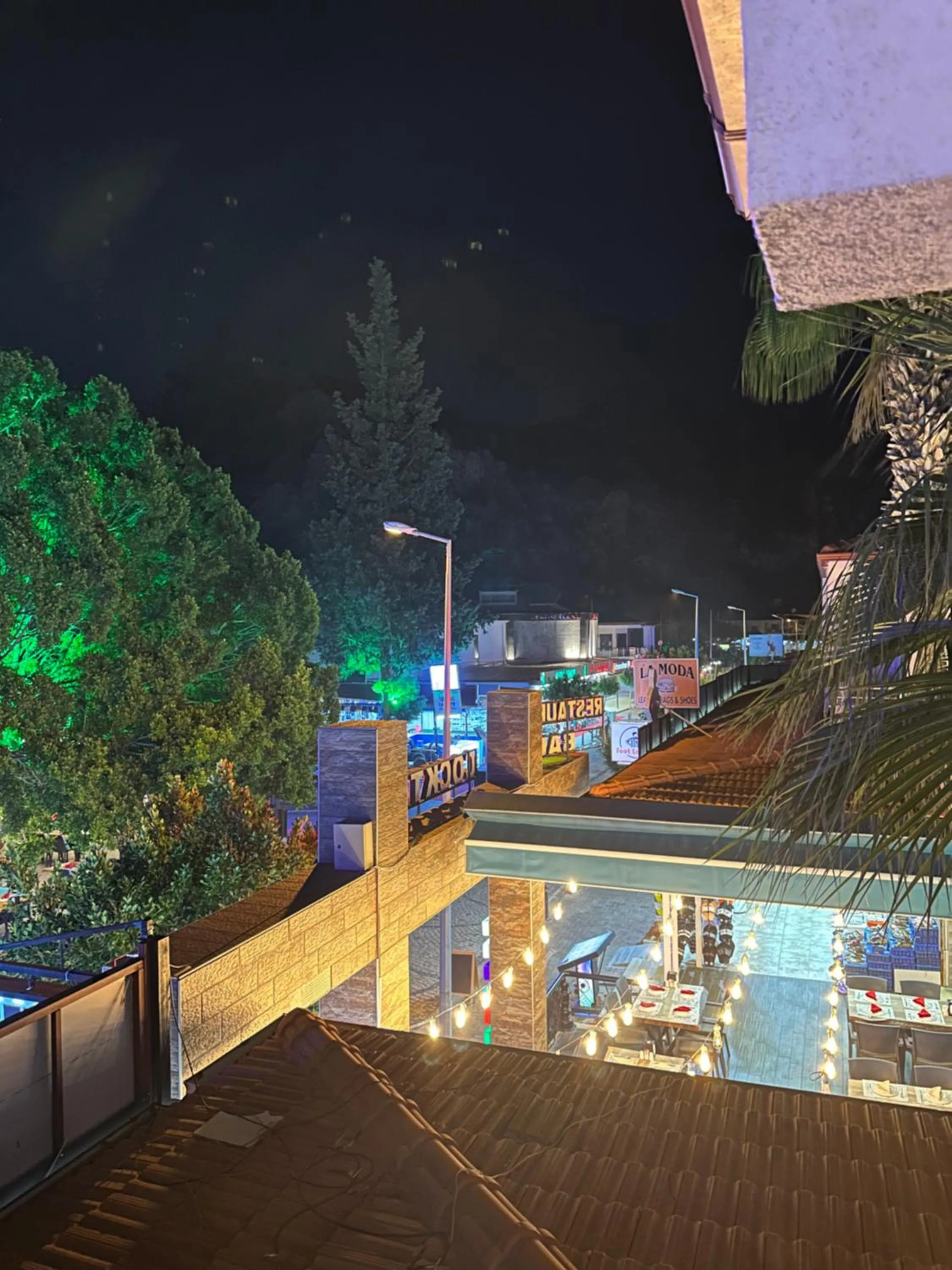 Restaurant/places to eat in Street61 Apart Hotel