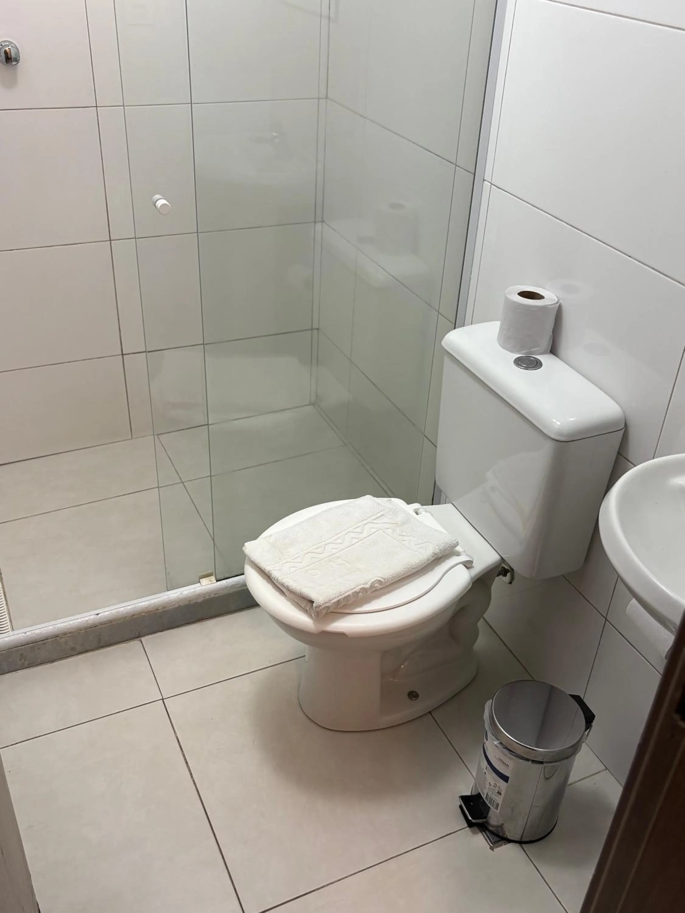 Shower in Downtown Santana Hotel