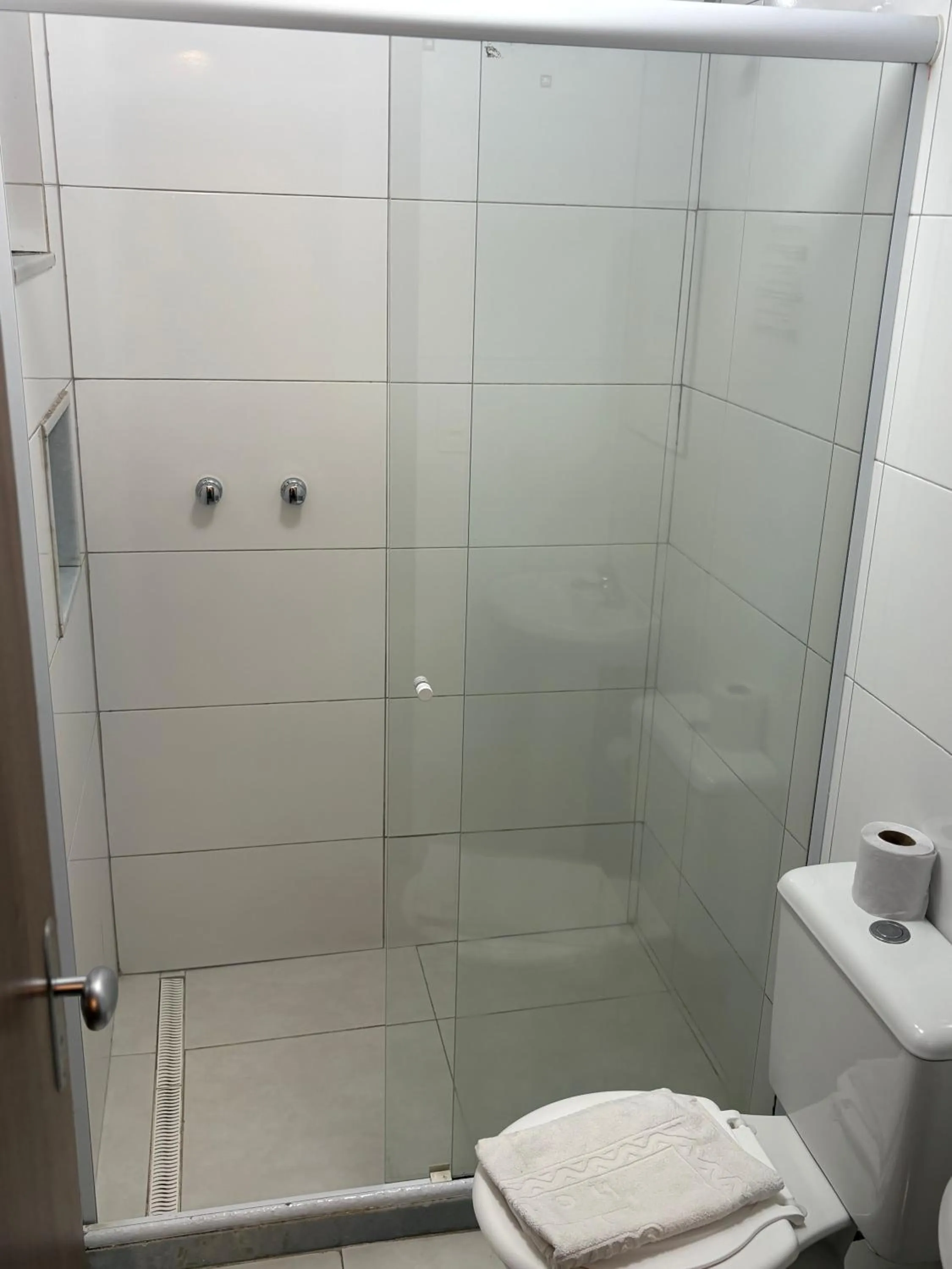 Shower in Downtown Santana Hotel