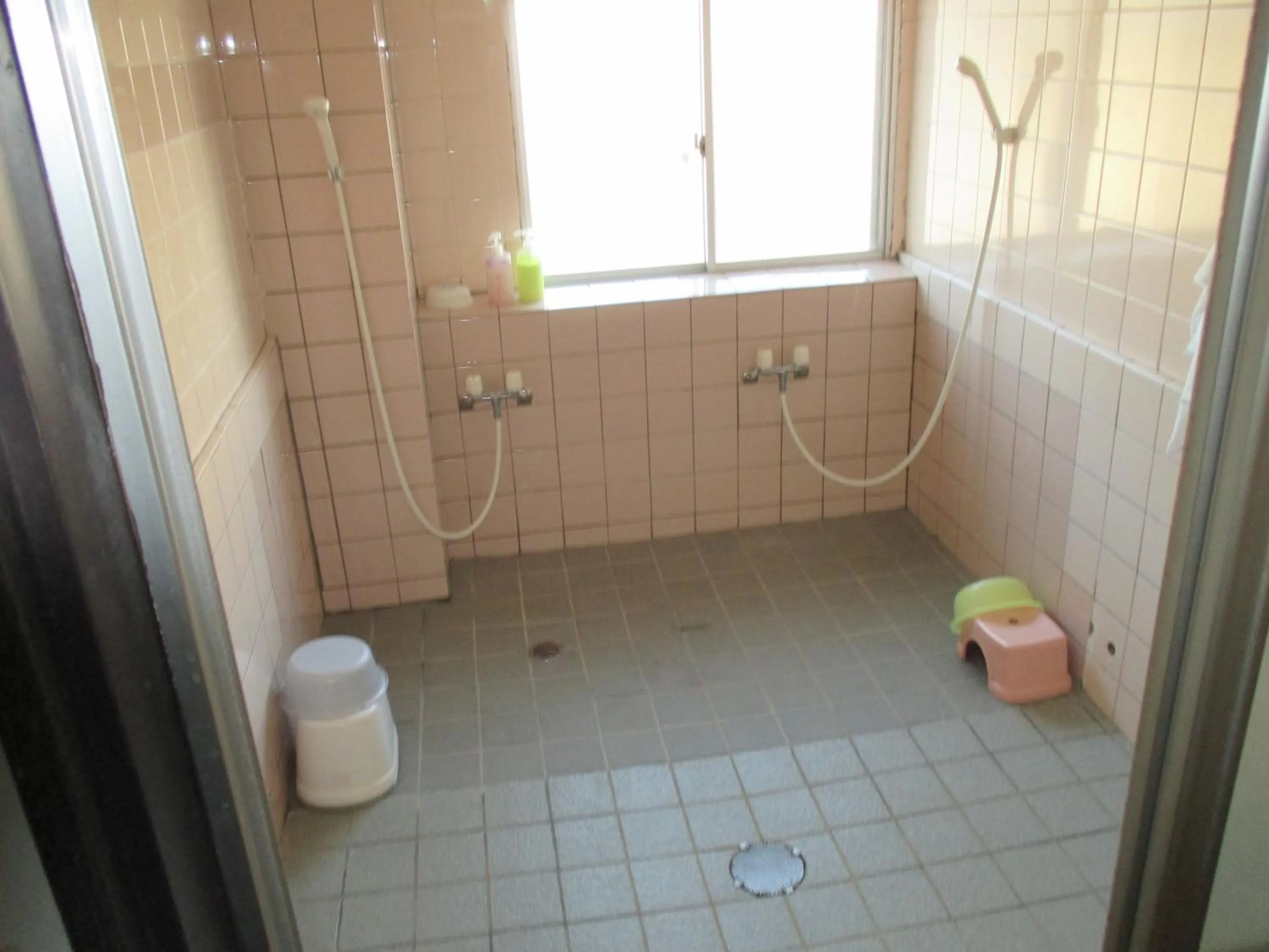 Shower in Kobe Guesthouse