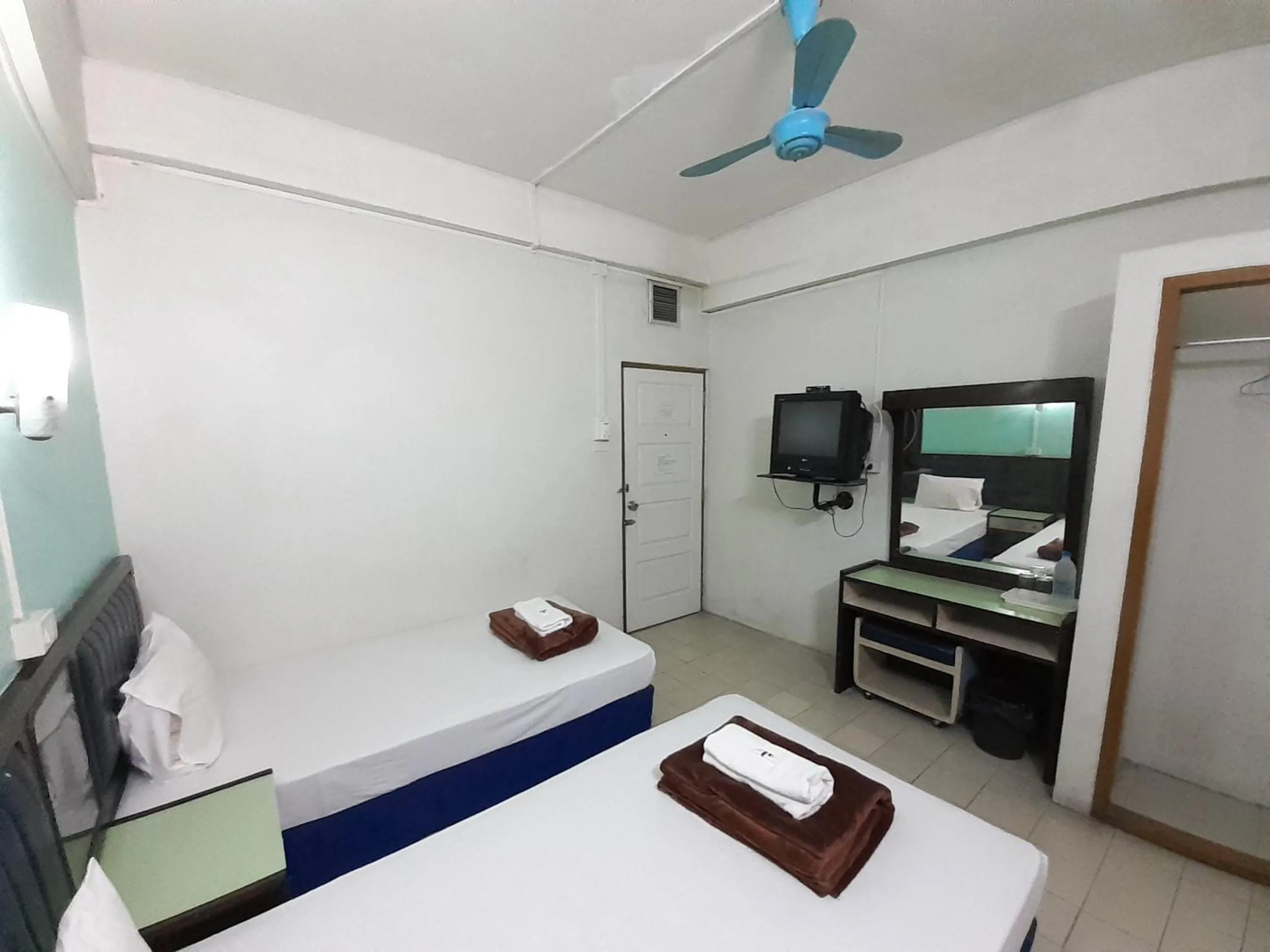 Photo of the whole room in Singapore Hotel