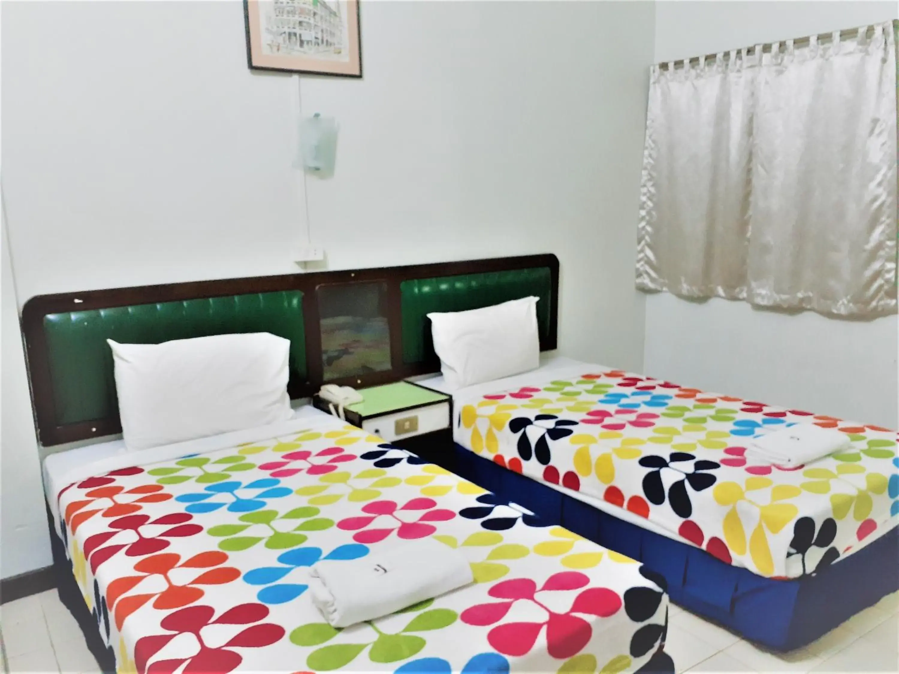 Twin Room with Air-Conditioning in Singapore Hotel Twin Room with Air-Conditioning in Singapore Hotel