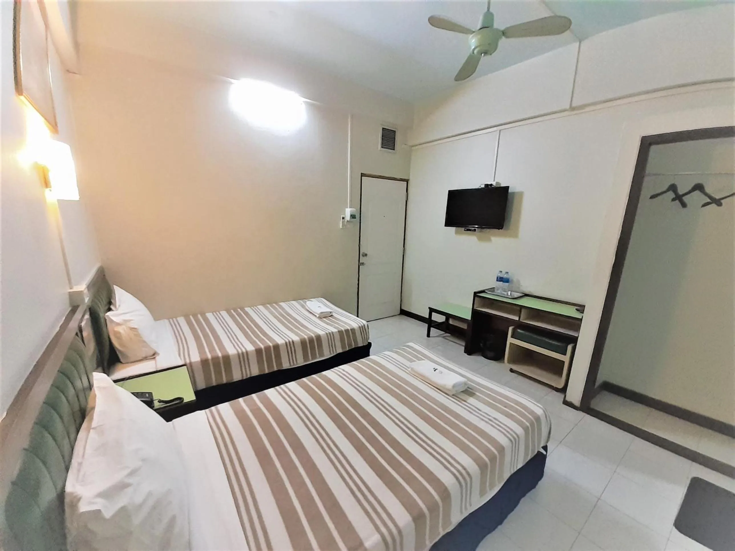 Photo of the whole room in Singapore Hotel