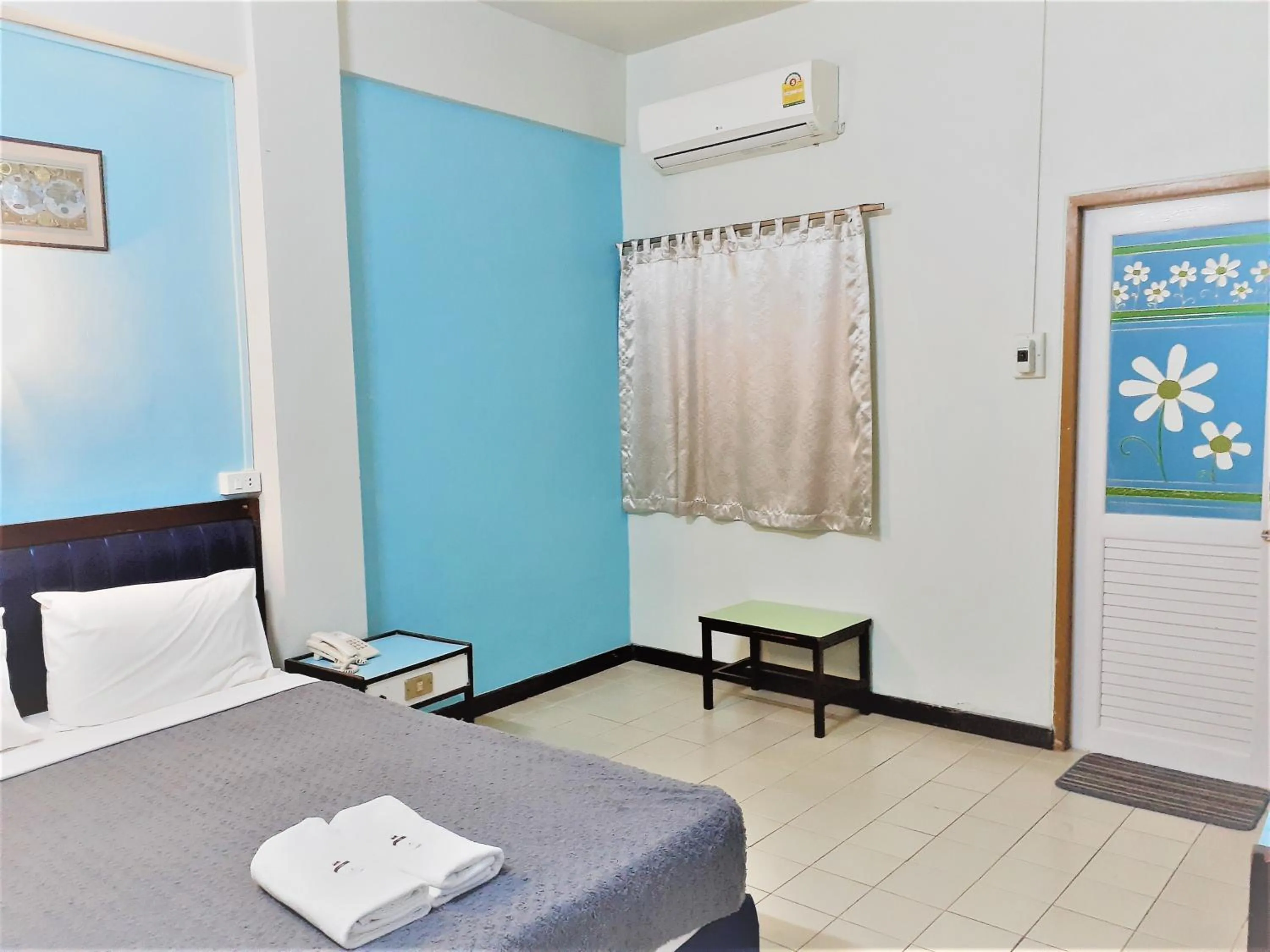 Photo of the whole room in Singapore Hotel