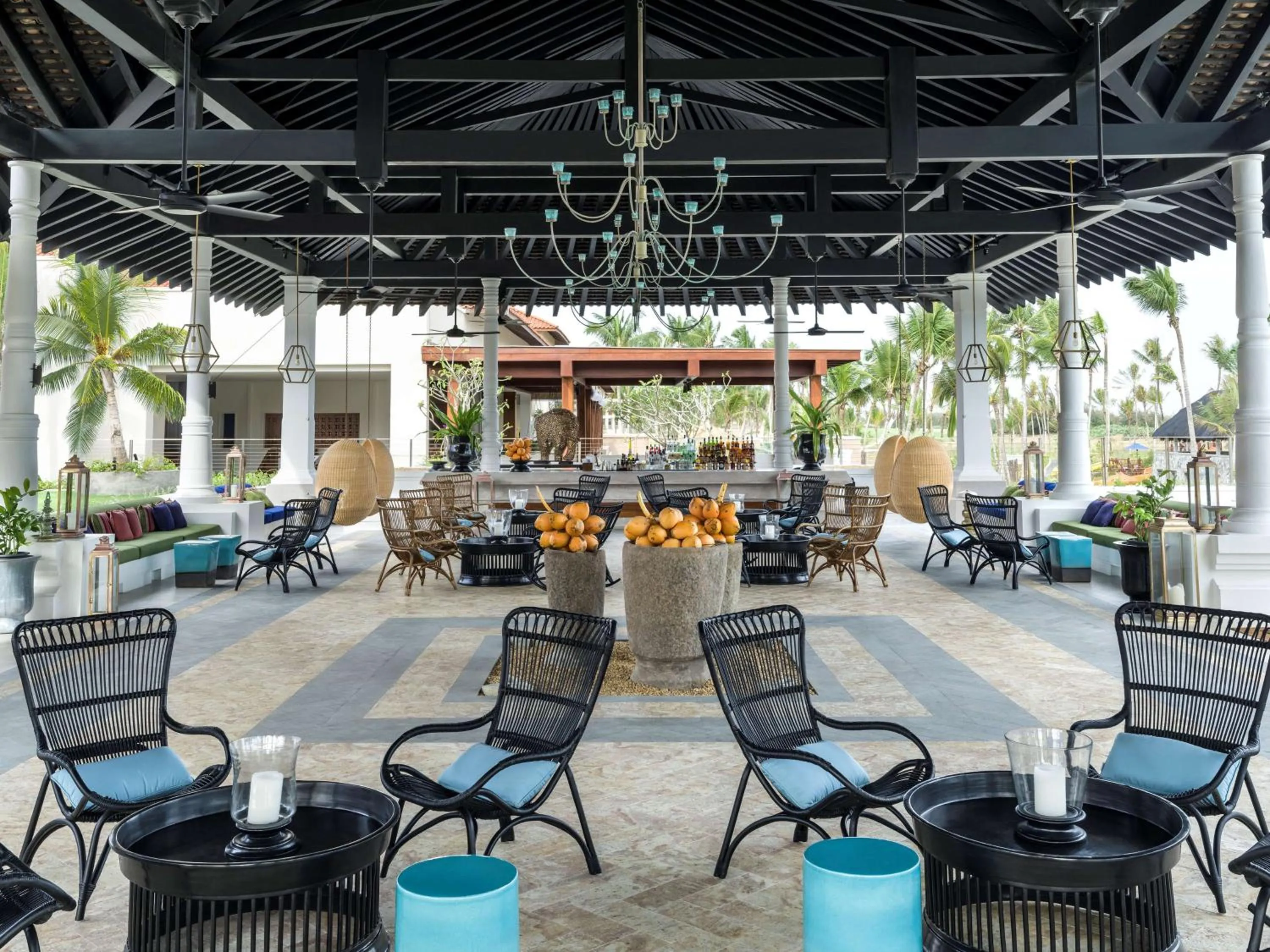 Lounge or bar in Shangri-La Hambantota