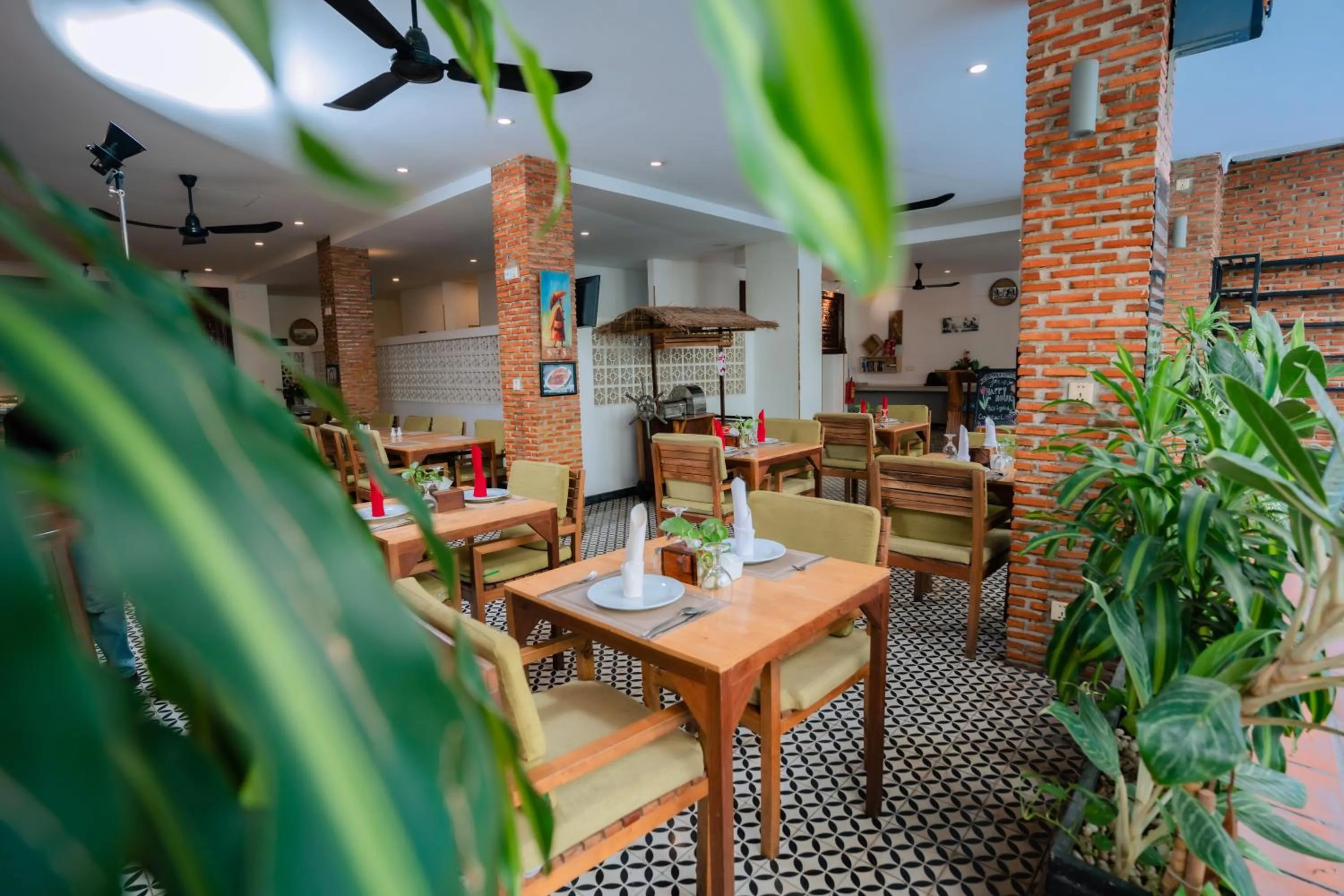 Restaurant/places to eat in Home Chic Hotel