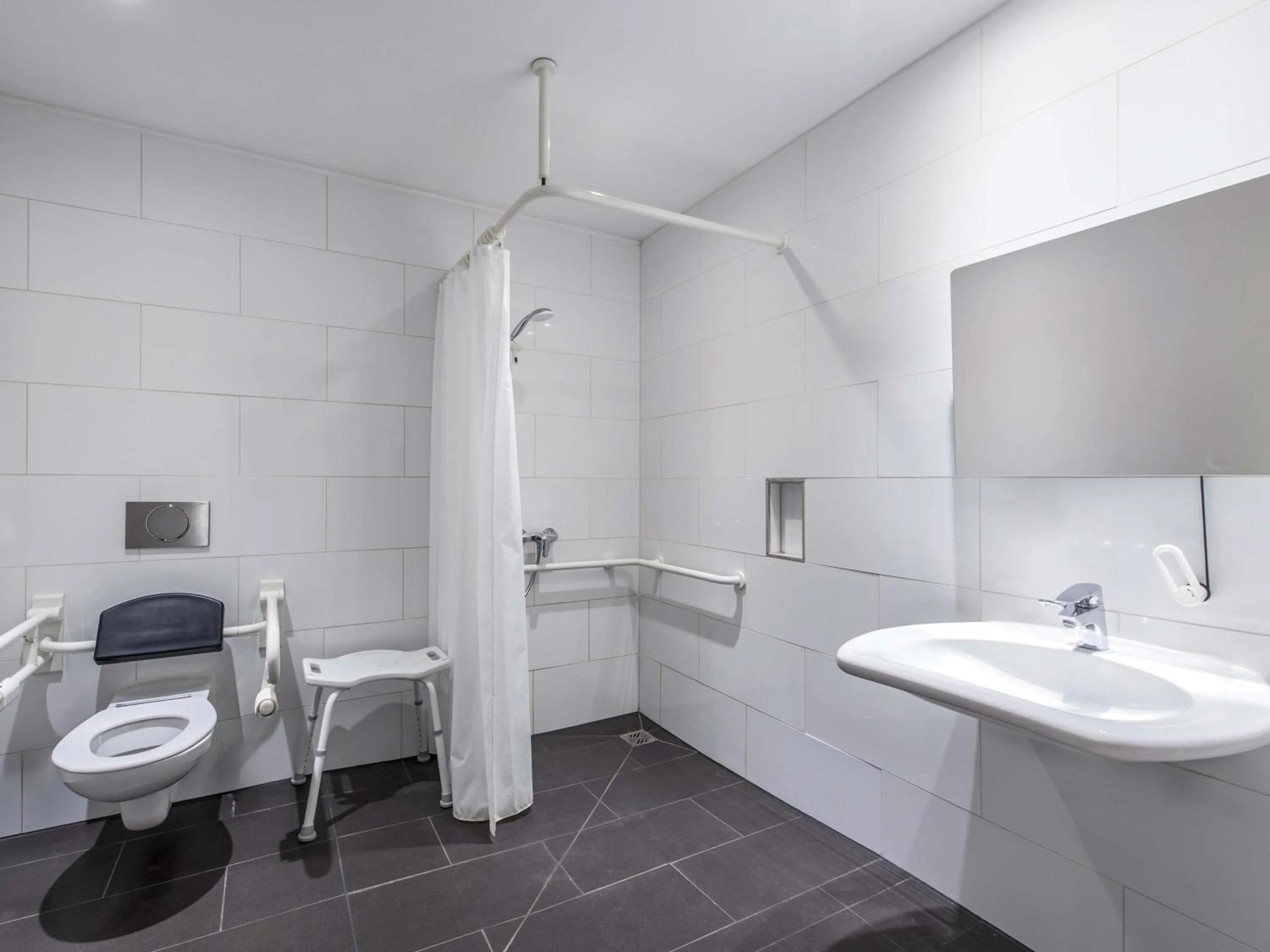 Bathroom in B&B Hotel München-Olympiapark