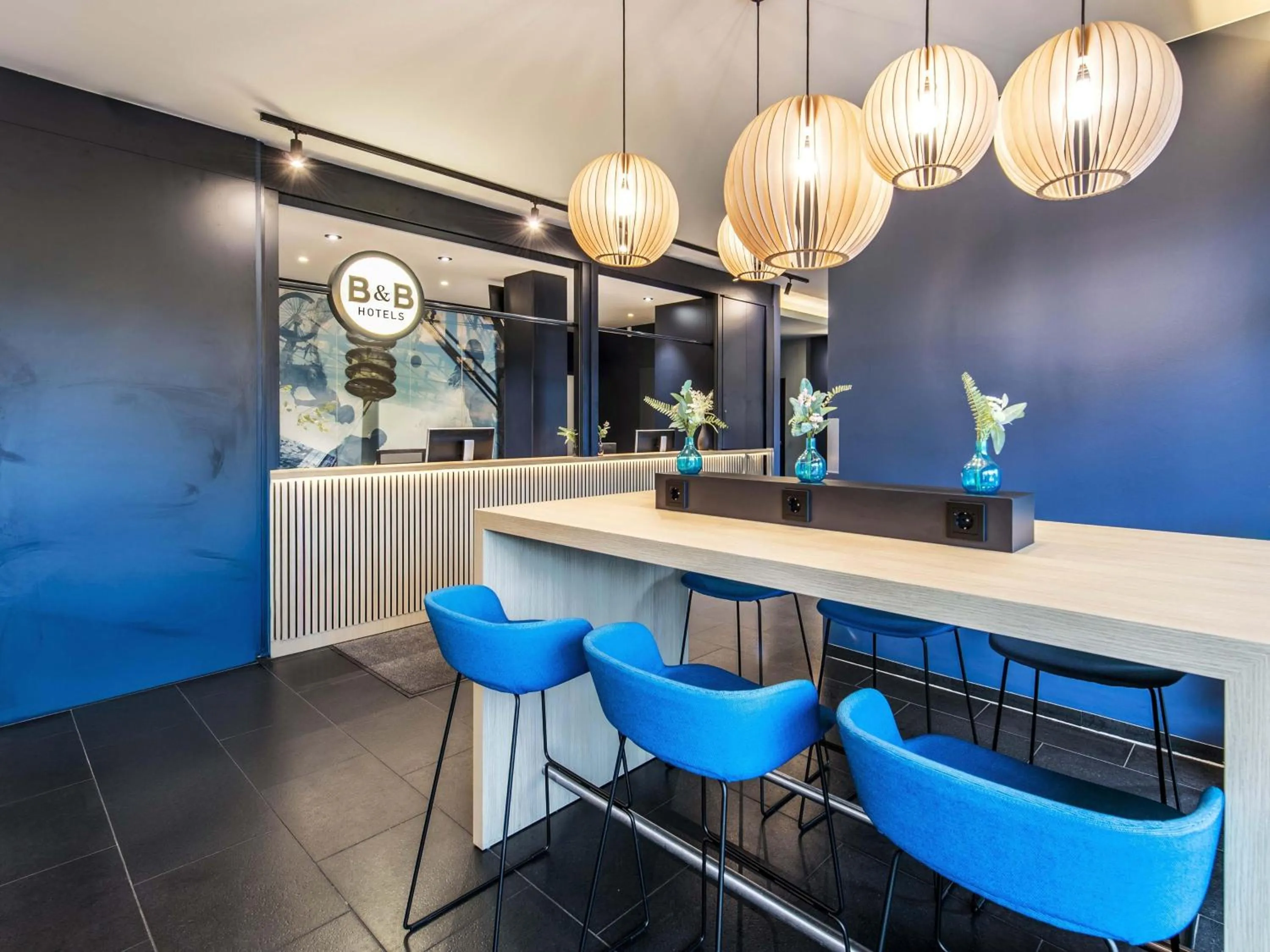 Lounge or bar in B&B Hotel München-Olympiapark